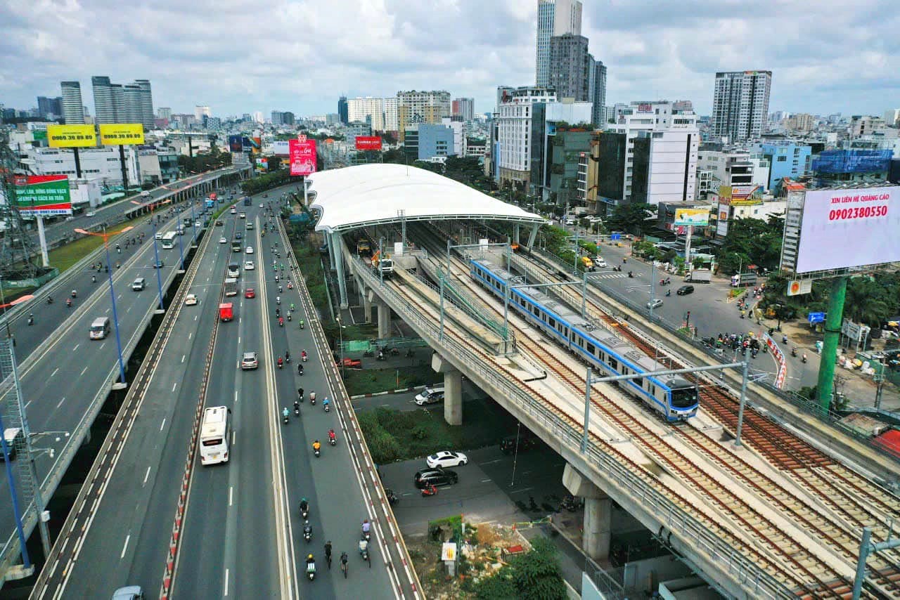 Theo &ocirc;ng Ito Naoki, tuyến metro số 1 kết nối c&aacute;c khu vực c&oacute; nhu cầu vận tải cao v&agrave; sẽ c&oacute; sự chuyển dịch lớn trong phương thức di chuyển của người d&acirc;n từ &ocirc; t&ocirc;, xe m&aacute;y sang đường sắt đ&ocirc; thị v&agrave; đặc biệt, sẽ g&oacute;p phần thay đổi đ&aacute;ng kể cuộc sống của người d&acirc;n Th&agrave;nh phố. Ảnh: Hải V&acirc;n