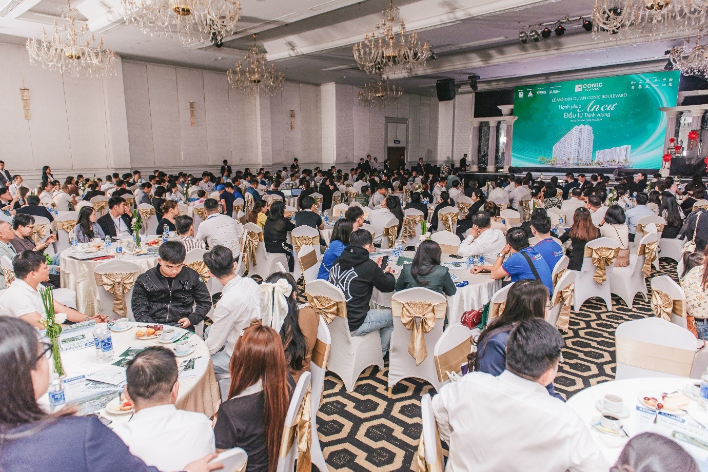 Hơn 500 kh&aacute;ch h&agrave;ng tại sự kiện mở b&aacute;n Conic Boulevard.