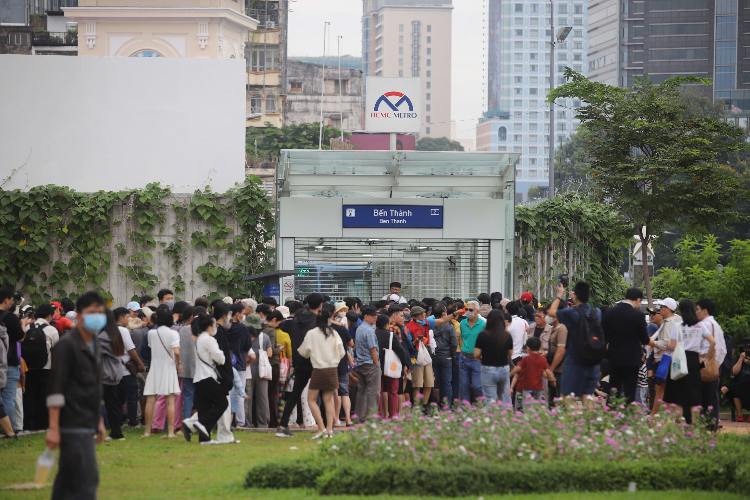 Người d&acirc;n xếp h&agrave;ng trước ga Bến Th&agrave;nh (metro số 1) để trải nghiệm miễn ph&iacute; tuyến đường sắt đ&ocirc; thị đầu ti&ecirc;n của TP.HCM trong 1 th&aacute;ng - Ảnh: Hải V&acirc;n.