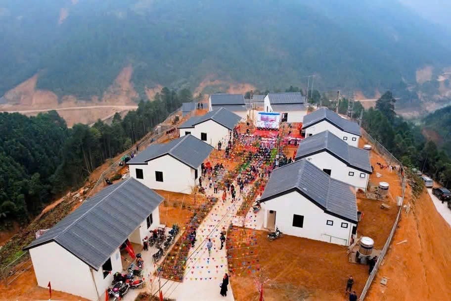 Th&ocirc;n Nậm T&ocirc;ng, x&atilde; Nậm L&uacute;c, huyện Bắc H&agrave; c&oacute; 15 căn nh&agrave;, điểm trường v&agrave; nh&agrave; sinh hoạt cộng đồng được x&acirc;y dựng theo kiểu 