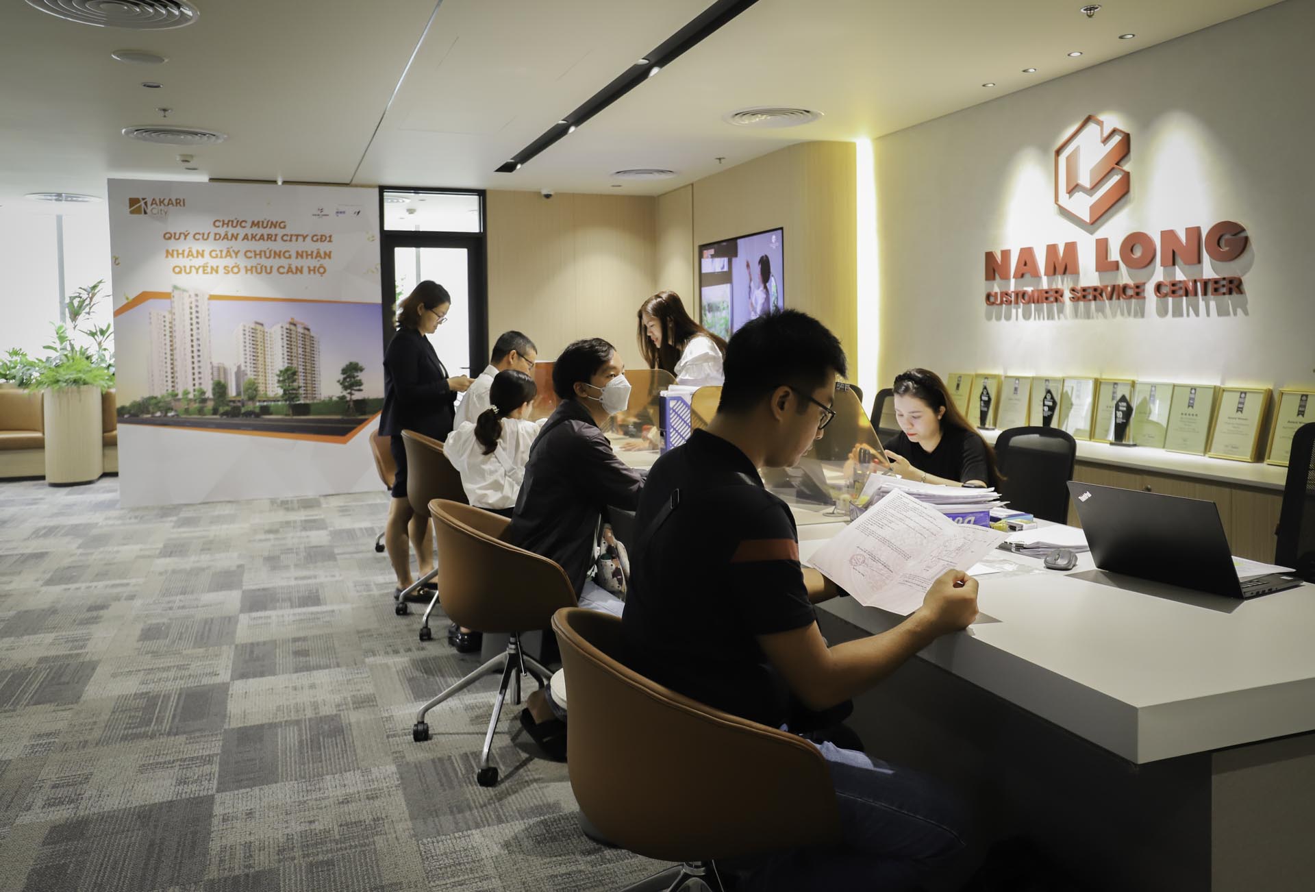 Khách hàng làm thủ tục nh&acirc;̣n bàn giao s&ocirc;̉ h&ocirc;̀ng dự án Akari City giai đoạn 1.