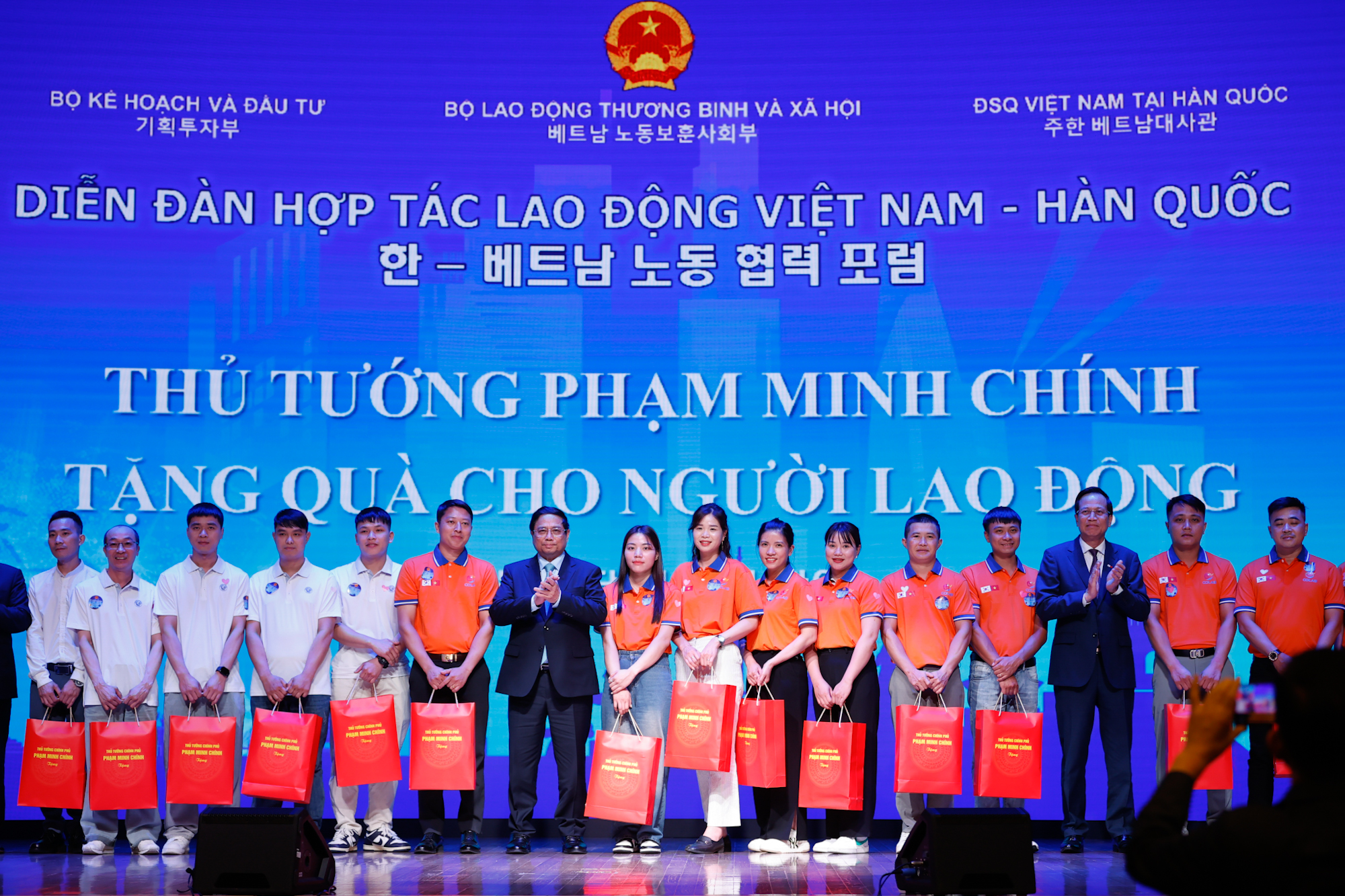 Thủ tướng Phạm Minh Ch&iacute;nh tặng qu&agrave; người PG88 Sòng bạc trực tuyến TOP 1 Việt Nam | Casino, Nổ Hũ Việt Nam tại H&agrave;n Quốc. Ảnh: MOLISA.