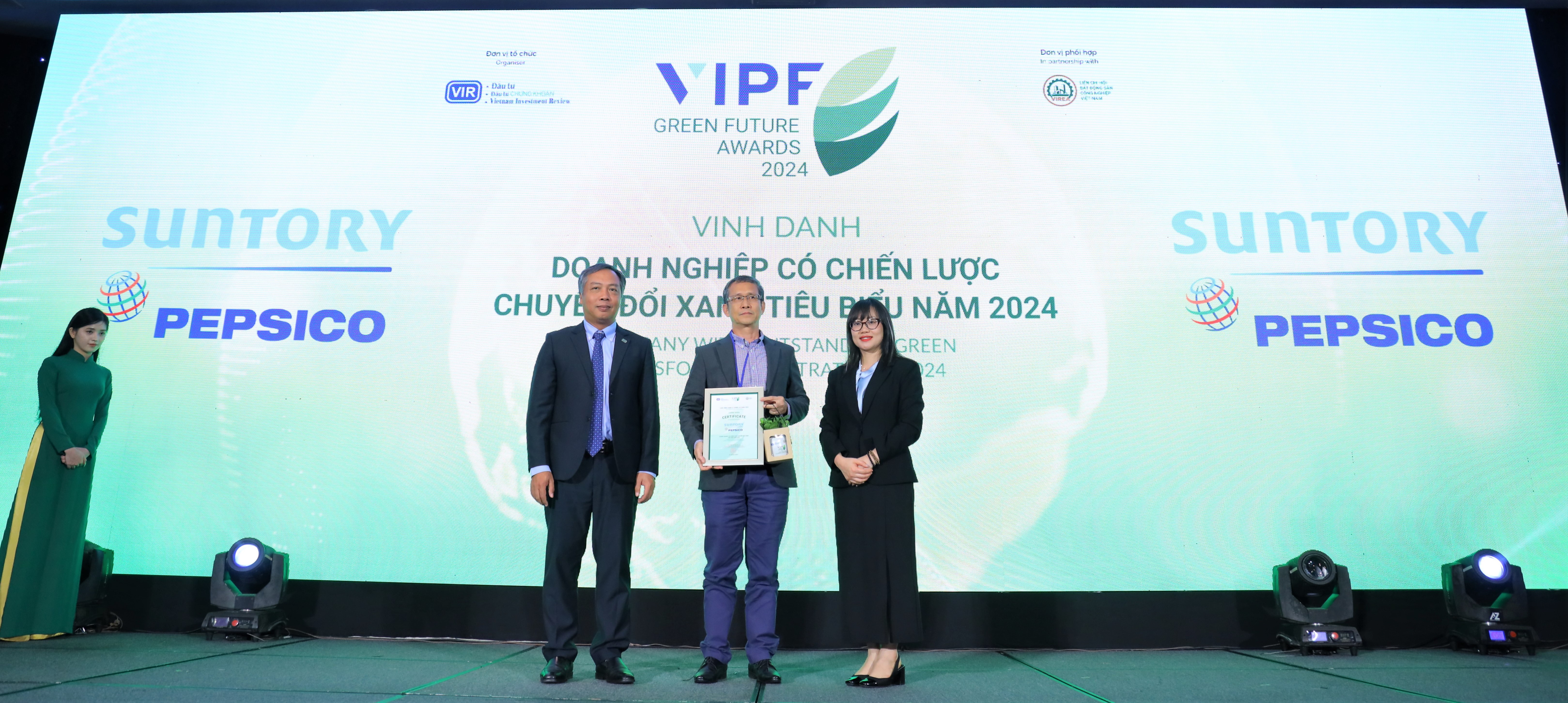 Suntory PepsiCo Việt Nam nhận danh hiệu &ldquo;PG88 Link Dễ Nhớ Pg88.com c&oacute; chiến lược chuyển đổi xanh ti&ecirc;u biểu năm 2024&rdquo; do b&aacute;o Vietnam Investment Review v&agrave; Bộ Kế hoạch Pg88vn Trang Chủ Chính Thức trao tặng.