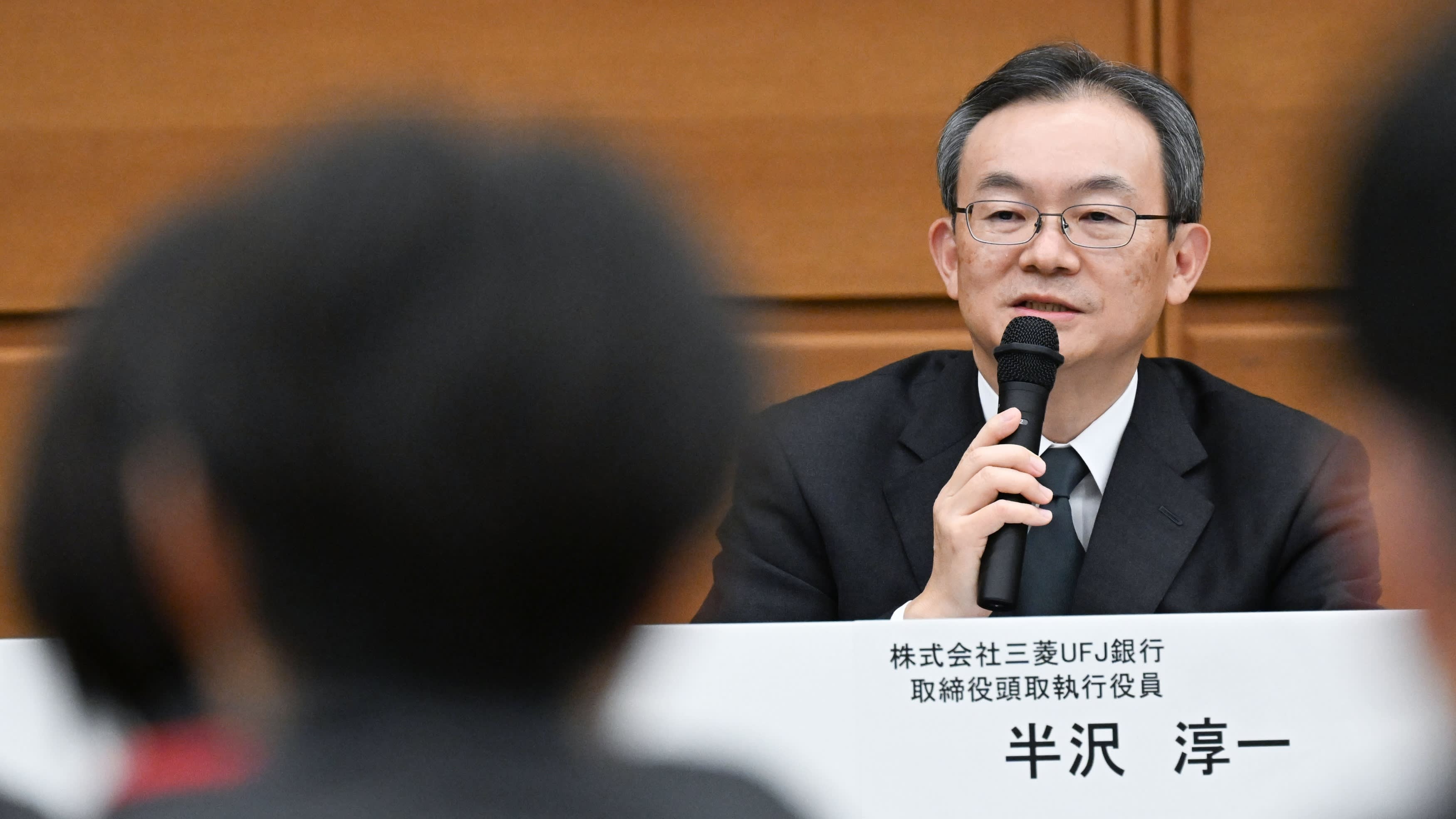 &Ocirc;ng Junichi Hanzawa, Chủ tịch ki&ecirc;m CEO Ng&acirc;n h&agrave;ng MUFG ph&aacute;t biểu tại họp b&aacute;o ng&agrave;y 16/12 - Ảnh: Nikkei Asia