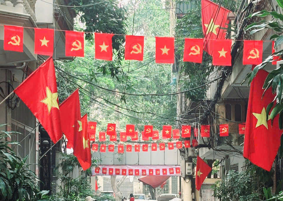 Treo cờ đỏ chào đón năm mới. Ảnh: N.Dương.