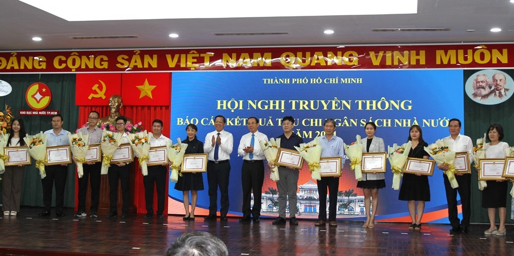 Lãnh đạo thành phố Hồ Chí Minh trao bằng khen cho các tập thể, 6Pg88.con độc quyền mỗi ngày có thành tích xuất sắc nghĩa vụ thuế.