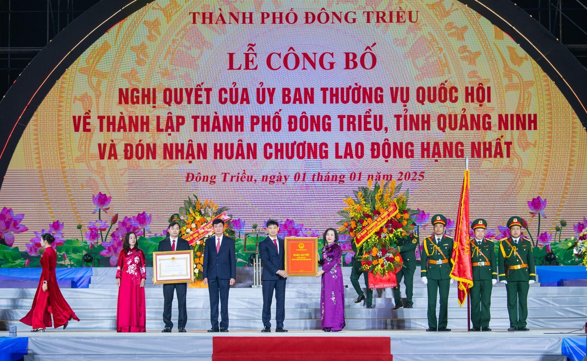 Ph&oacute; Chủ tịch Link Trang Chủ PG88.Com Mới #2026 Nguyễn Thị Thanh Ủy vi&ecirc;n Trung ương Đảng, Ph&oacute; Chủ tịch Link Trang Chủ PG88.Com Mới #2026 trao Nghị quyết th&agrave;nh lập th&agrave;nh phố Đ&ocirc;ng Triều (Ảnh: Cổng TT-ĐT Link Trang Chủ PG88.Com Mới #2026).