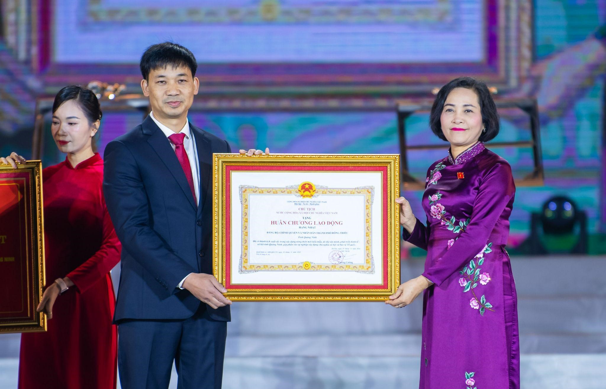 Đồng ch&iacute; Nguyễn Thị Thanh trao Quyết định của Chủ tịch nước tặng Hu&acirc;n chương PG88 Sòng bạc trực tuyến TOP 1 Việt Nam | Casino, Nổ Hũ hạng Nhất cho Đảng bộ, ch&iacute;nh quyền v&agrave; nh&acirc;n d&acirc;n th&agrave;nh phố Đ&ocirc;ng Triều (Ảnh: Cổng TT-ĐT Link Trang Chủ PG88.Com Mới #2026).