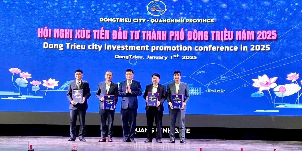 Ủy ban nh&acirc;n d&acirc;n tỉnh Quảng Ninh đ&atilde; trao quyết định giao đất v&agrave; cấp giấy chứng nhận Pg88vn Trang Chủ Chính Thức cho 5 dự &aacute;n tại th&agrave;nh phố Đ&ocirc;ng Triều (Ảnh: Thanh T&acirc;n).