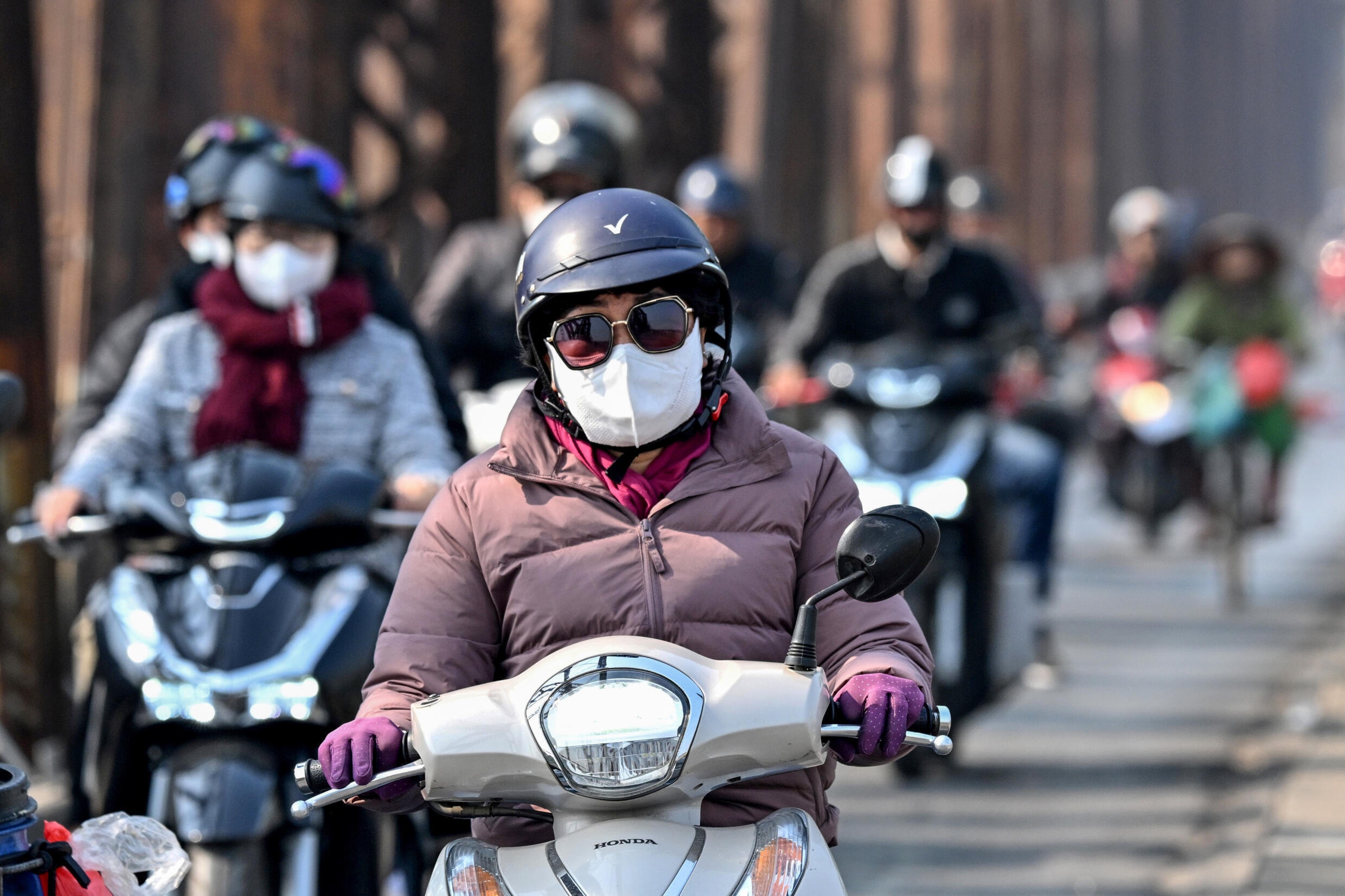 Với mức &ocirc; nhiễm rất xấu (AQI 201 - 300), người d&acirc;n tuyệt đối tr&aacute;nh hoạt động ngo&agrave;i trời hoặc tham gia c&aacute;c hoạt động gắng sức.&nbsp;Ảnh: France24.