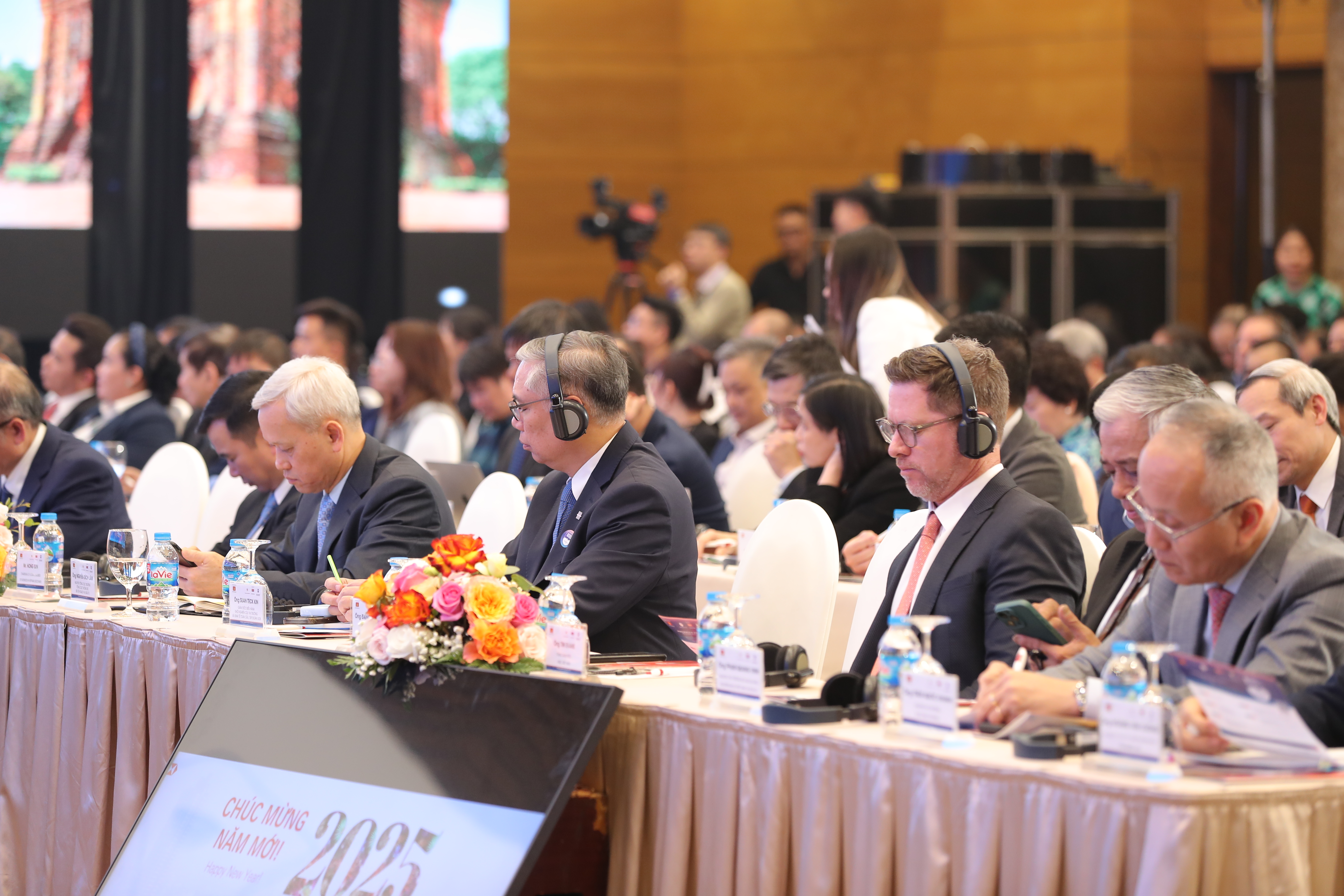 Với n&ocirc;̣i dung được chu&acirc;̉n bị c&ocirc;ng phu, Diễn đ&agrave;n VESF 2025 đ&atilde; thu hút được sự tham dự của r&acirc;́t nhi&ecirc;̀u chuy&ecirc;n gia kinh t&ecirc;́ đ&acirc;̀u ngành, các nhà quản lý c&acirc;́p cao cũng như lãnh đạo các doanh nghi&ecirc;̣p lớn của đ&acirc;́t nước. VESF 2025 ghi nhận rất nhiều những &yacute; kiến trăn trở, băn khoăn về nền Link Trang Chủ PG88.Com Mới #2026 của đất nước trong năm 2025 v&agrave; triển vọng 2026 - 2030.&nbsp;