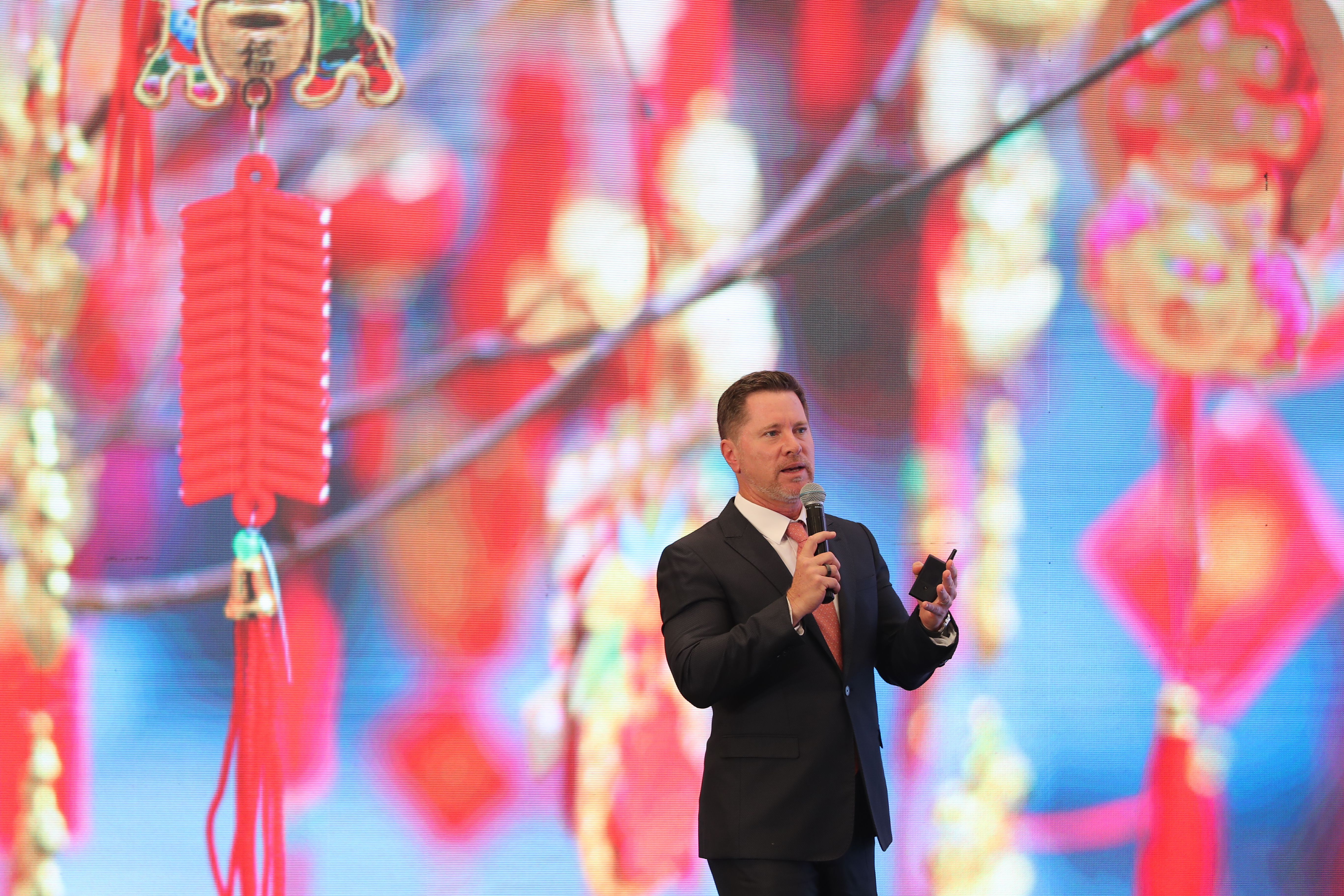 &Ocirc;ng Tim Evans, Tổng Gi&aacute;m đốc&nbsp;HSBC&nbsp;Việt Nam, cho biết c&aacute;c kh&aacute;ch h&agrave;ng nước ngo&agrave;i m&agrave; HSBC tiếp x&uacute;c đều n&oacute;i c&oacute; nhu cầu mở rộng Pg88vn Trang Chủ Chính Thức tại Việt Nam. L&yacute; do l&agrave; Việt Nam c&oacute; lợi thế về nguồn nh&acirc;n lực, ch&iacute;nh s&aacute;ch cởi mở cũng như vị tr&iacute; địa l&yacute; thuận lợi. Việt Nam cũng c&oacute; nhiều cam kết, hiệp định Pg88ok ưu đãi hấp dẫn k&yacute; kết với đối t&aacute;c nước ngo&agrave;i. Trong bối cảnh đ&oacute;, Việt Nam sẽ tiếp tục thu h&uacute;t th&ecirc;m Pg88vn Trang Chủ Chính Thức trực tiếp nước ngo&agrave;i v&agrave; đ&oacute;ng vai tr&ograve; l&agrave; trung t&acirc;m sản xuất. Theo t&ocirc;i, Việt Nam đang tr&ecirc;n đ&agrave; trở th&agrave;nh ng&ocirc;i sao đang l&ecirc;n của Pg88ok ưu đãi hấp dẫn to&agrave;n cầu...