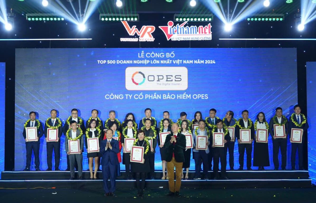 B&agrave; Phạm Thị Hương Giang - Gi&aacute;m đốc Truyền th&ocirc;ng & Tiếp thị của OPES, đại diện nhận Giải thưởng Top 500 PG88 Link Dễ Nhớ Pg88.com lớn nhất tại Việt Nam năm 2024.