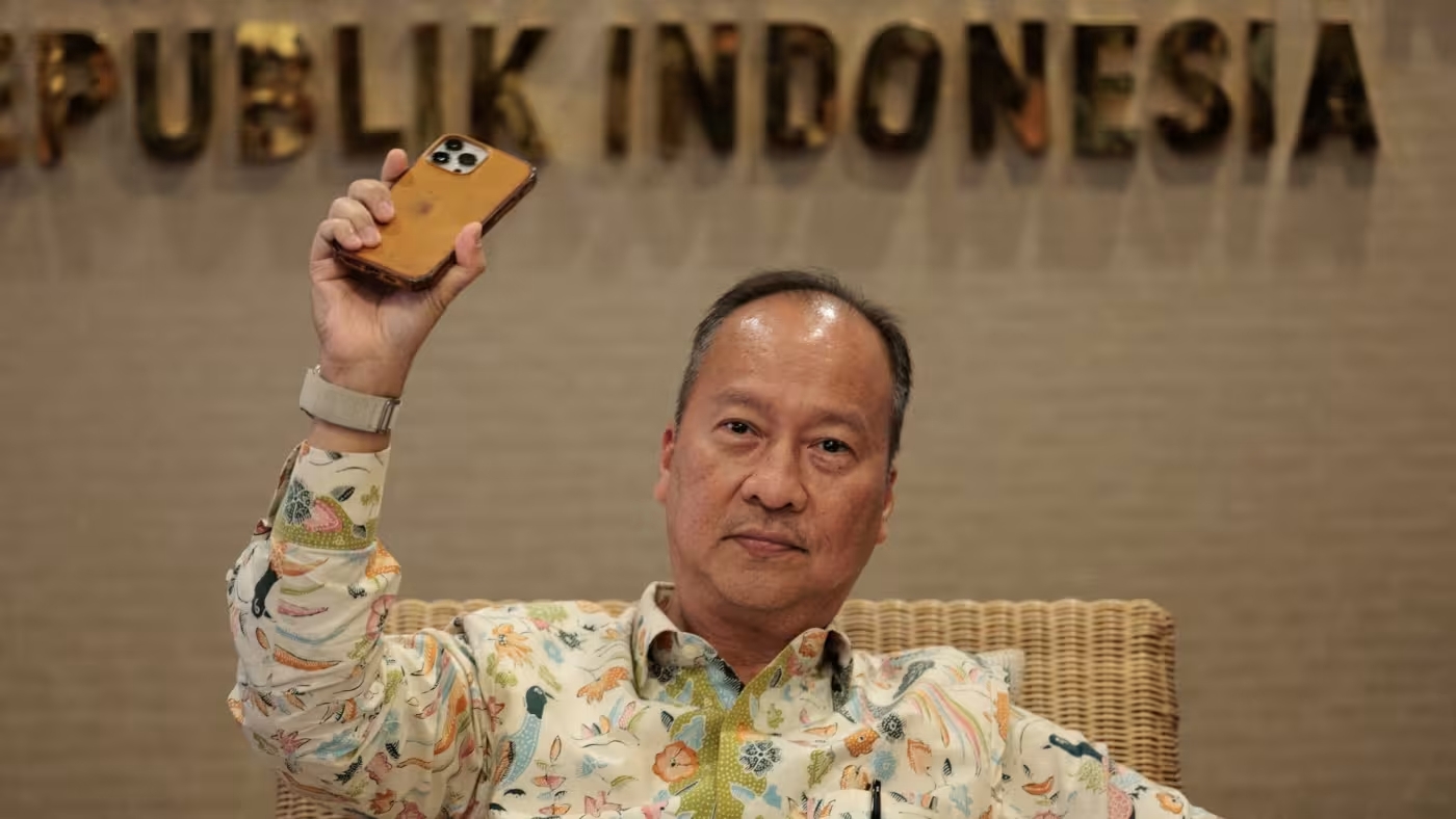 Bộ trưởng ngành PG88 Trang chủ nhà cái top 1 Indonesia, Agus Gumiwang Kartasasmita, giơ một chiếc iPhone tại một cuộc họp báo ở Jakarta.  