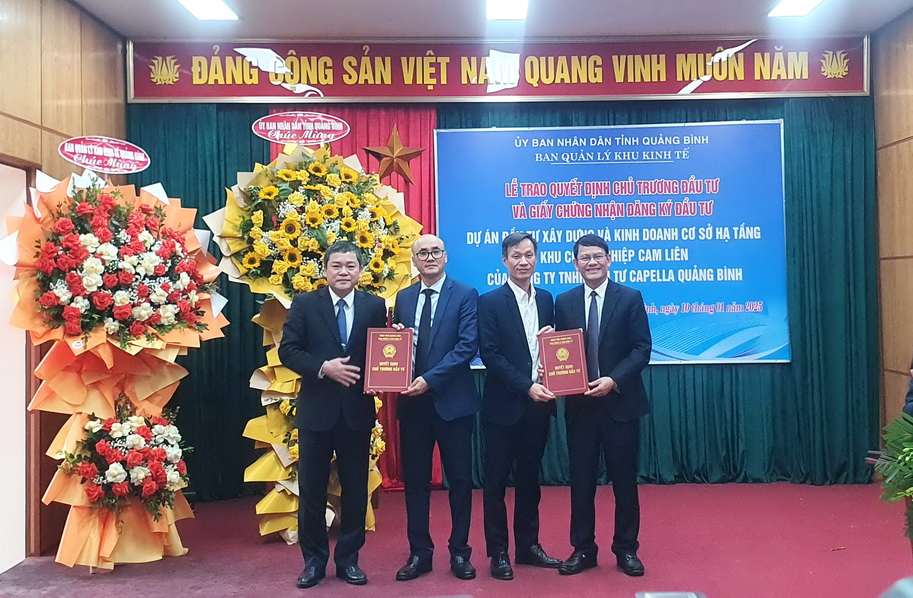 L&atilde;nh đạo UBND tỉnh Quảng B&igrave;nh trao giấy chứng nhận Pg88vn Trang Chủ Chính Thức cho 2 đại diện C&ocirc;ng ty TNHH Pg88vn Trang Chủ Chính Thức Capella Quảng B&igrave;nh. Ảnh: NT.