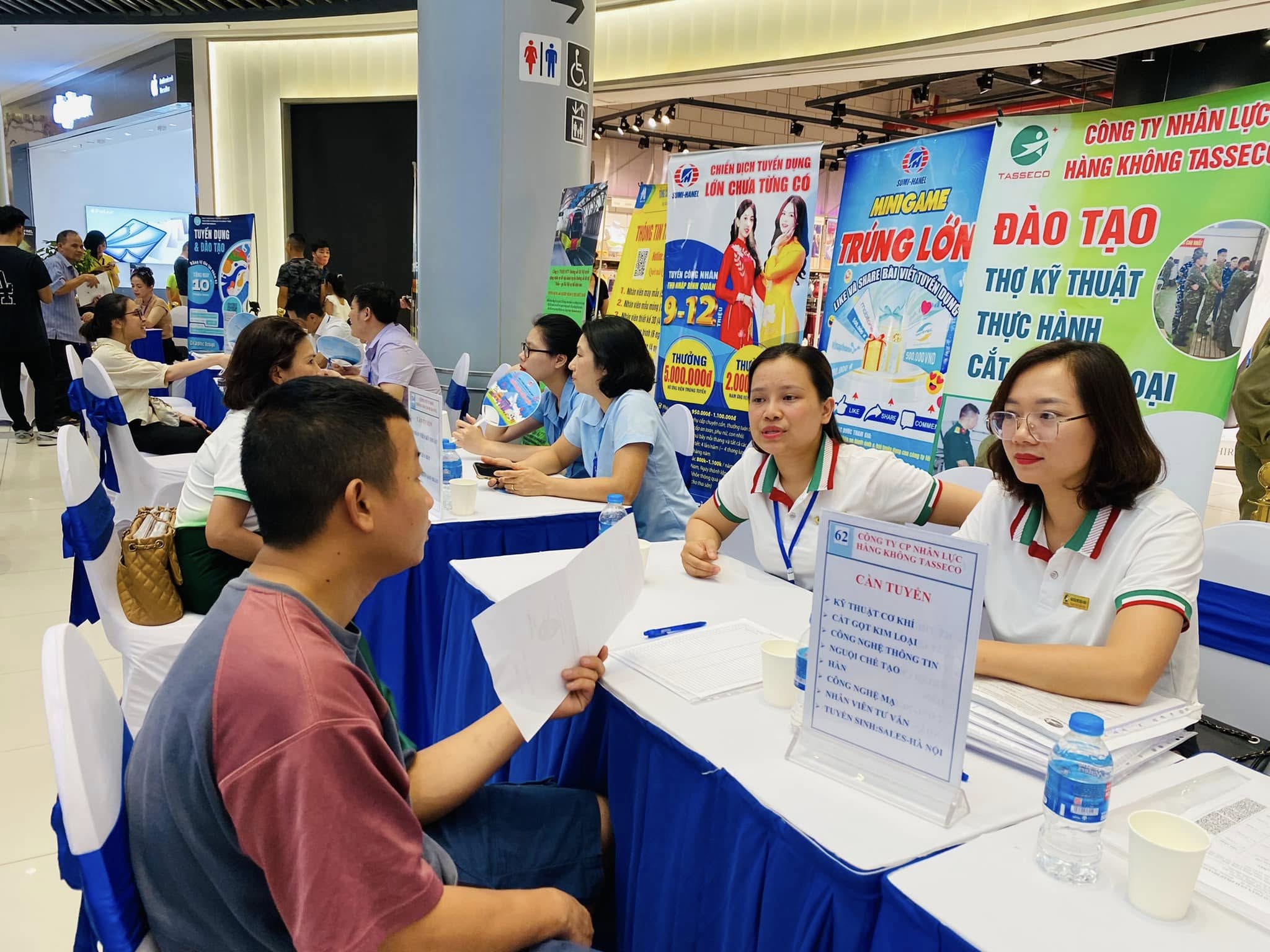 6Pg88.con độc quyền mỗi ngày tuyển dụng lao động tại Hà Nội. Ảnh: N.Dương.