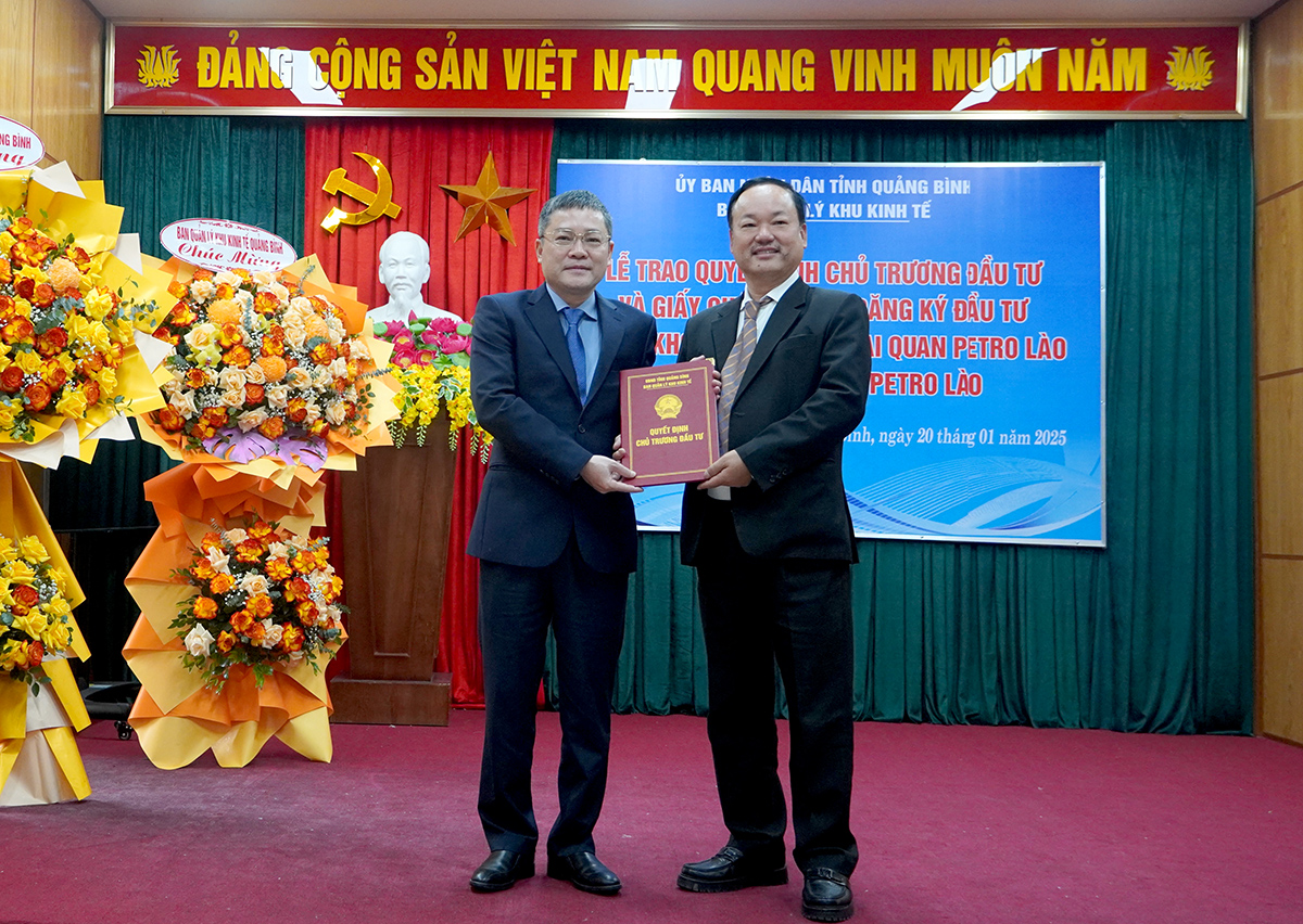 Ph&oacute; Chủ tịch UBND tỉnh&nbsp;Quảng B&igrave;nh trao Quyết định chủ trương Pg88vn Trang Chủ Chính Thức Dự &aacute;n Kho xăng dầu ngoại quan Petro L&agrave;o cho C&ocirc;ng ty TNHH Petro L&agrave;o&nbsp;