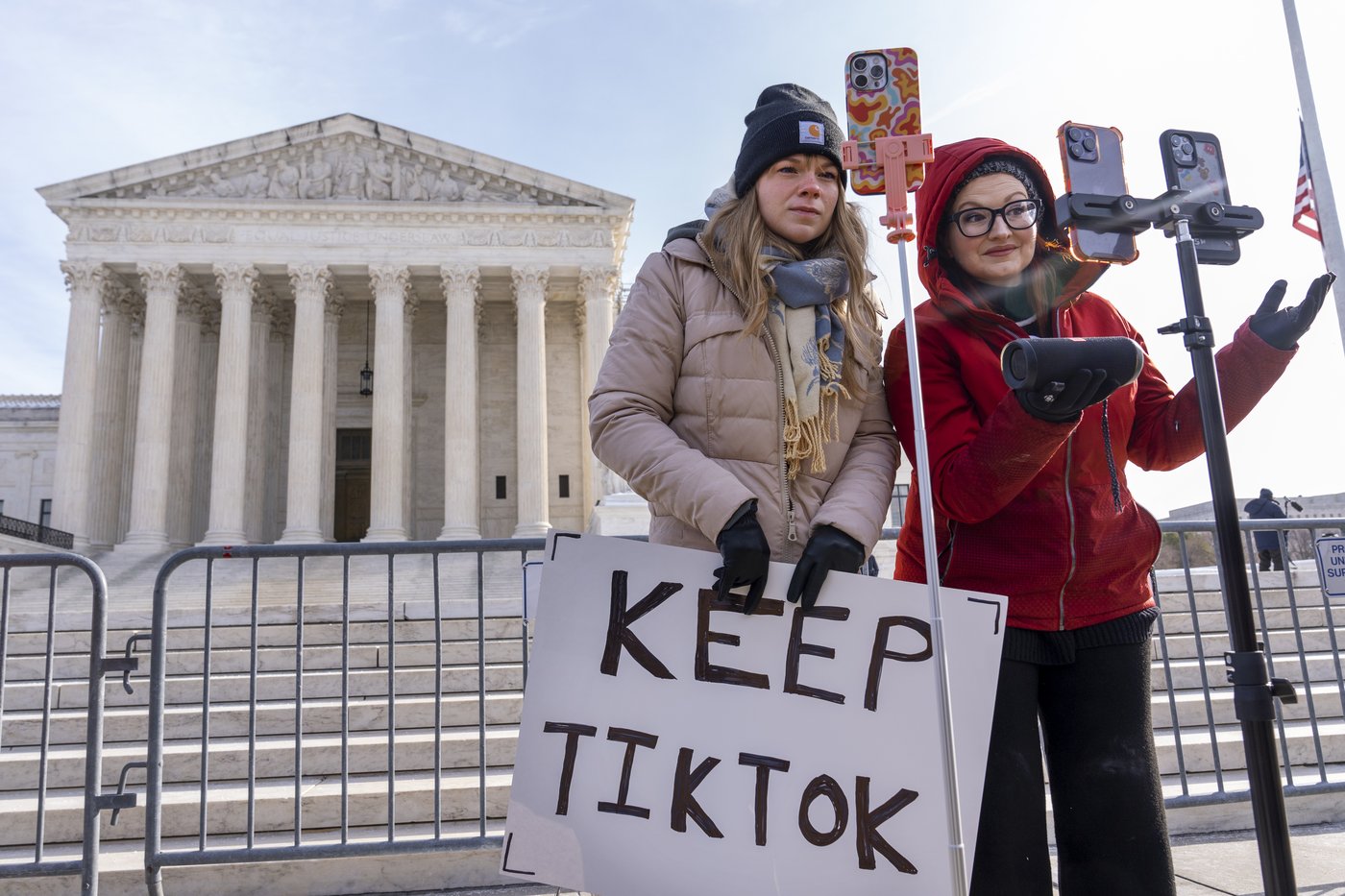 Tổng thống đắc cử Donald Trump k&ecirc;u gọi c&aacute;c c&ocirc;ng ty đừng để TikTok bị gi&aacute;n đoạn hoạt động.
