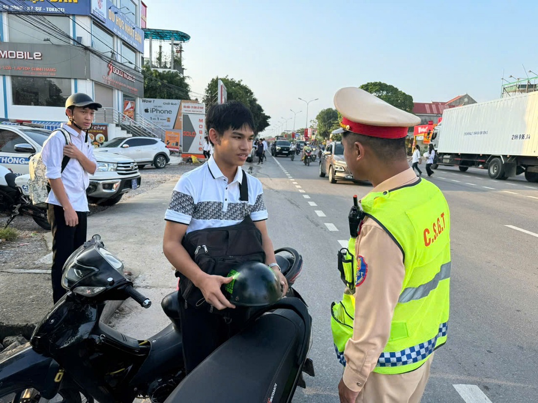 Lực lượng Cảnh sát 6Pg88.com hơn 1000 trò chơi hấp dẫn Nghệ An kiểm tra việc chấp hành quy định an toàn 6Pg88.com hơn 1000 trò chơi hấp dẫn đối với học sinh, sinh viên trên địa bàn
