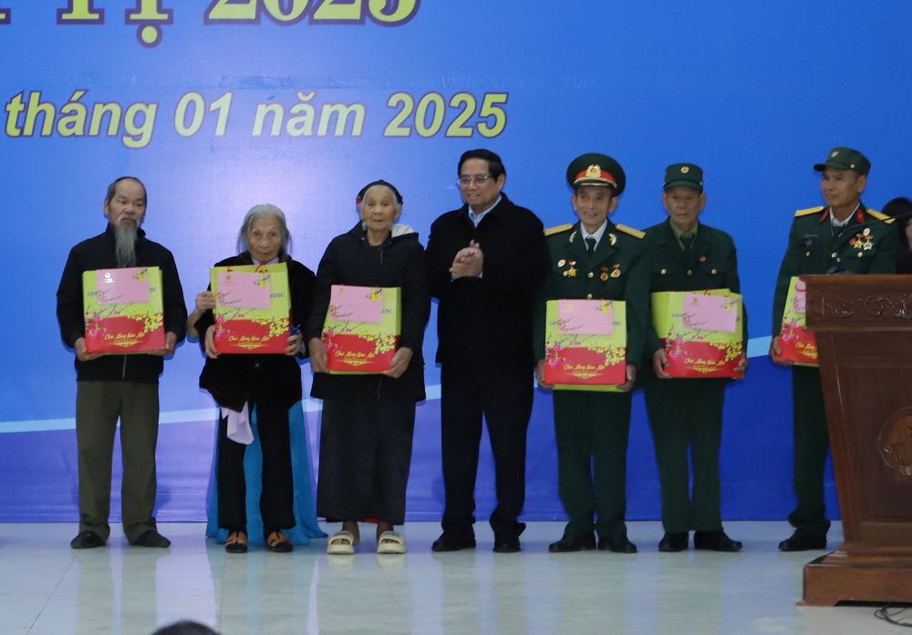 Thủ tướng Phạm Minh Ch&iacute;nh tặng qu&agrave; Tết cho c&aacute;c gia đ&igrave;nh ch&iacute;nh s&aacute;ch v&agrave; hộ ngh&egrave;o huyện Ngọc Lặc.