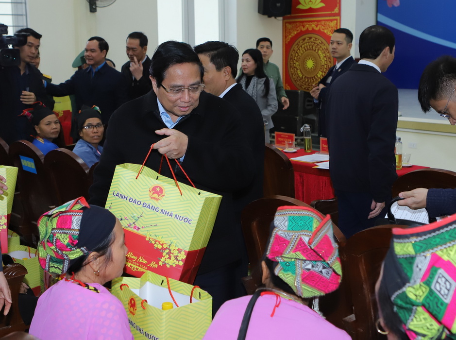 Thủ tướng Phạm Minh Ch&iacute;nh trao qu&agrave; Tết cho c&aacute;c hộ ngh&egrave;o huyện Ngọc Lặc.