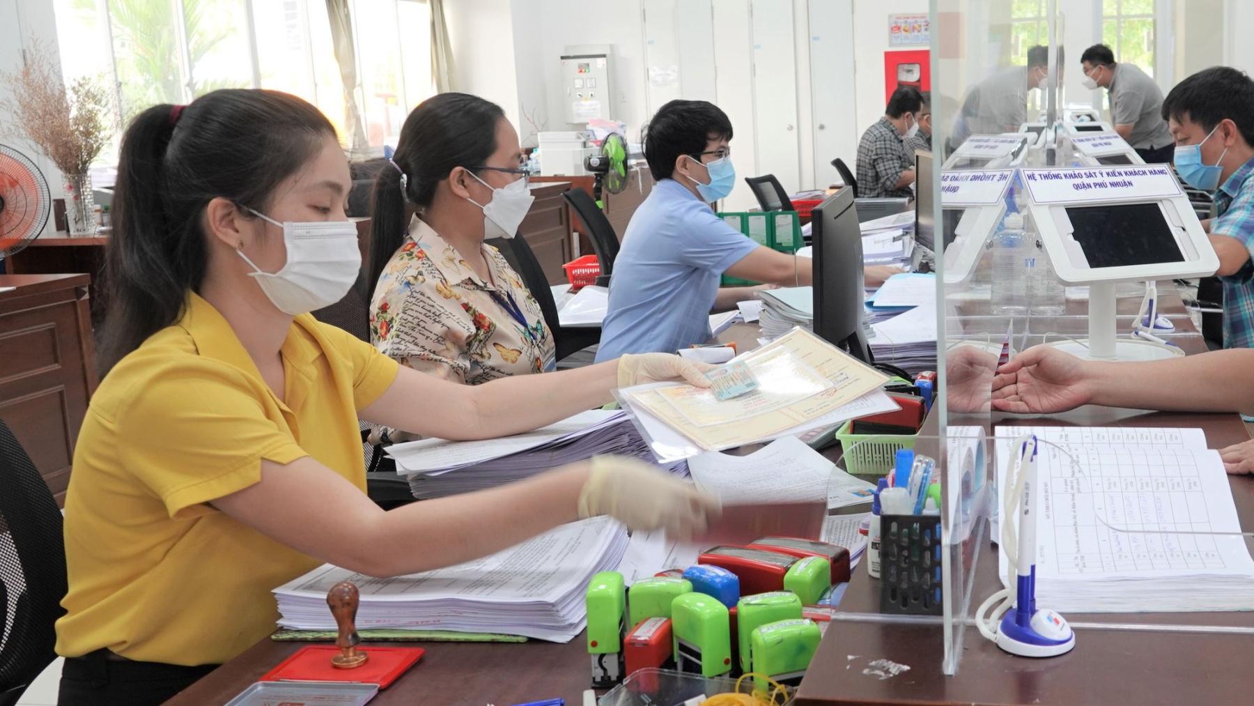Kiến nghị giảm tuổi nghỉ hưu với nữ công chức, viên chức xuống 55 tuổi  