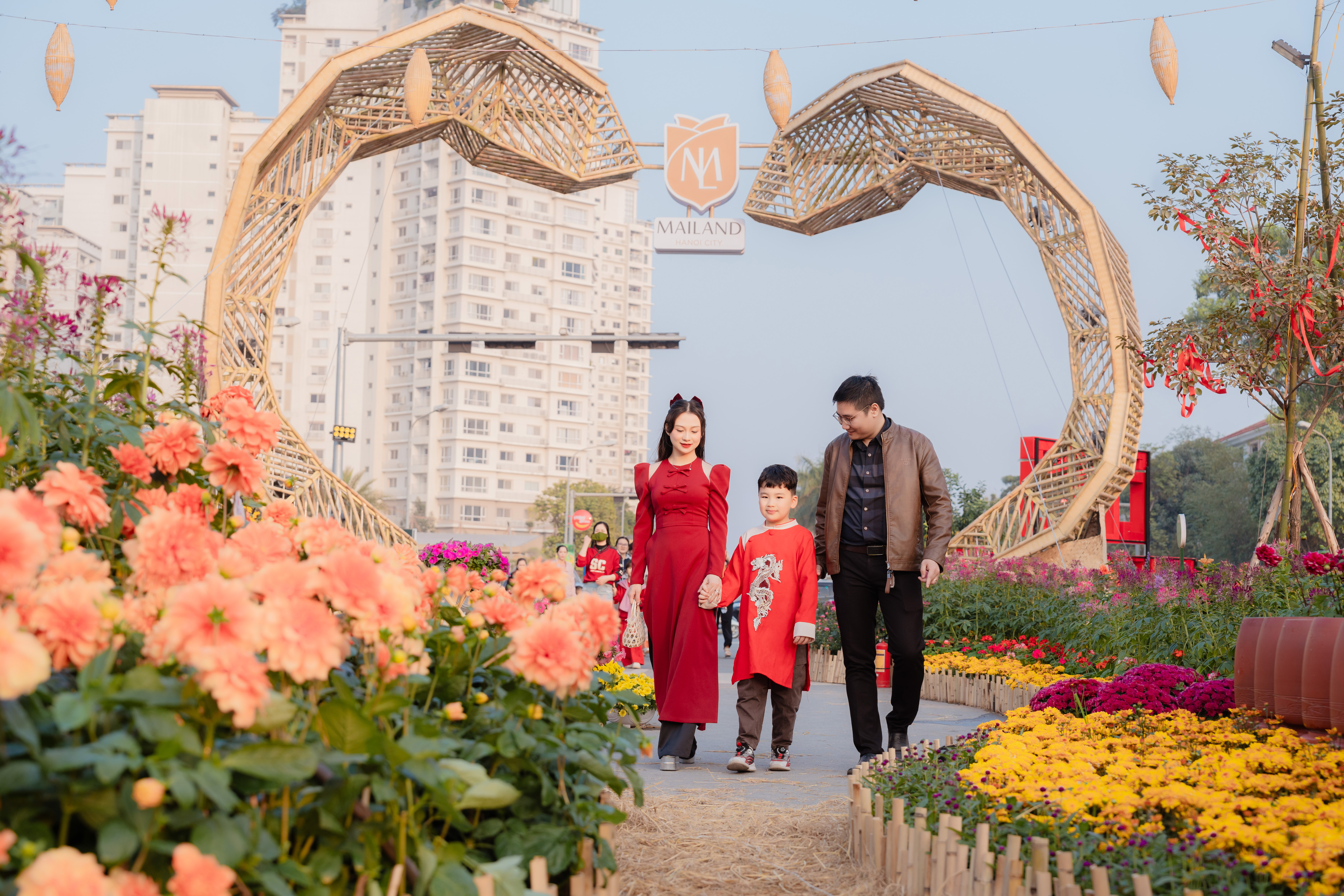 Đường hoa Home Hanoi Xuan v&agrave; c&aacute;c hoạt động trải nghiệm tại phố đi bộ Pont de Long Bien đ&atilde; trở th&agrave;nh m&oacute;n ăn tinh thần kh&ocirc;ng thể thiếu mỗi dịp Tết đến, xu&acirc;n về.