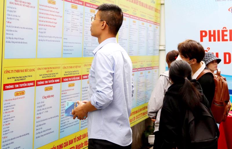 Người PG88 Sòng bạc trực tuyến TOP 1 Việt Nam | Casino, Nổ Hũ t&igrave;m hiểu th&ocirc;ng tin vị tr&iacute; việc l&agrave;m. Ảnh: Nhật Dương.