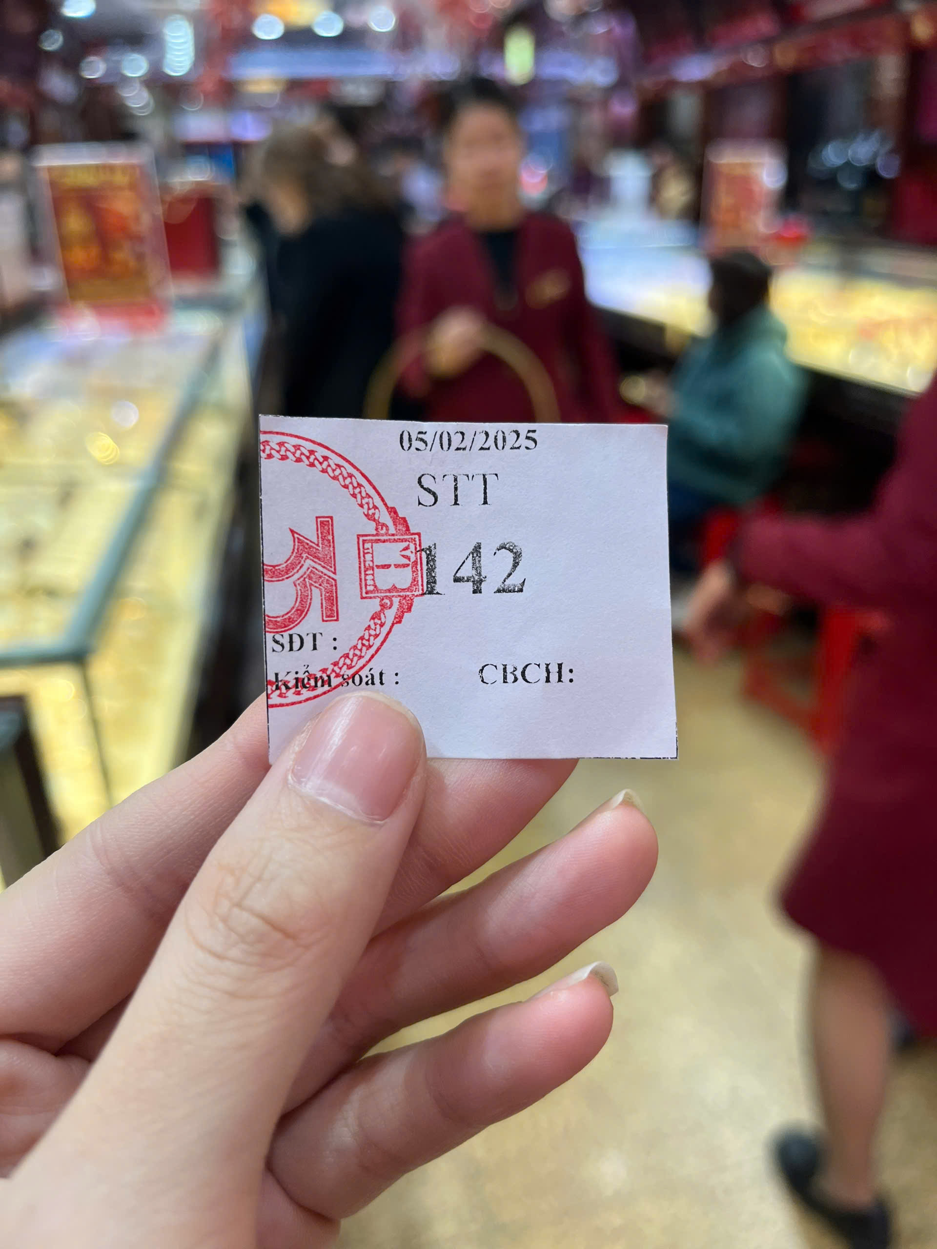 Ph&oacute;ng vi&ecirc;n 6PG88VN lấy số thứ tự mua v&agrave;ng tại cửa h&agrave;ng Bảo T&iacute;n Minh Ch&acirc;u tr&ecirc;n phố Trần Nh&acirc;n T&ocirc;ng, TP. H&agrave; Nội.