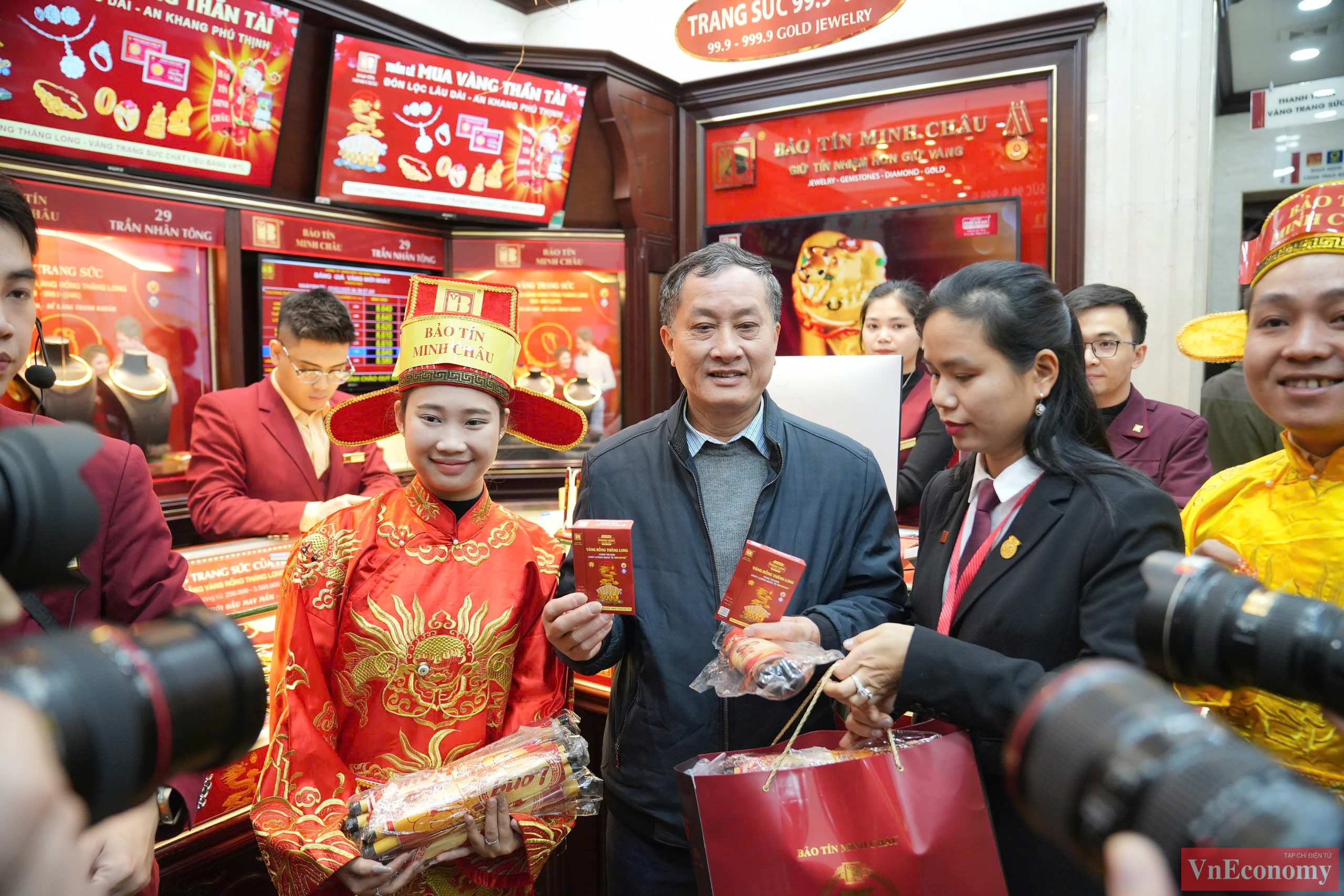 Anh Phạm Minh Quyết cho biết&nbsp;muốn trải nghiệm xem cảm gi&aacute;c l&agrave; người đầu ti&ecirc;n v&agrave;o mua v&agrave;ng l&agrave; như thế n&agrave;o. C&ograve;n &ocirc;ng T&ocirc; H&ograve;a B&igrave;nh&nbsp;đ&atilde; duy tr&igrave; th&oacute;i quen mua v&agrave;ng v&agrave;o ng&agrave;y v&iacute;a thần T&agrave;i từ năm 2010 đến nay. Năm nay, &ocirc;ng l&agrave; người thứ 2 v&agrave;o mua v&agrave;ng tại cửa h&agrave;ng Bảo T&iacute;n Minh Ch&acirc;u tr&ecirc;n phố Trần Nh&acirc;n T&ocirc;ng.