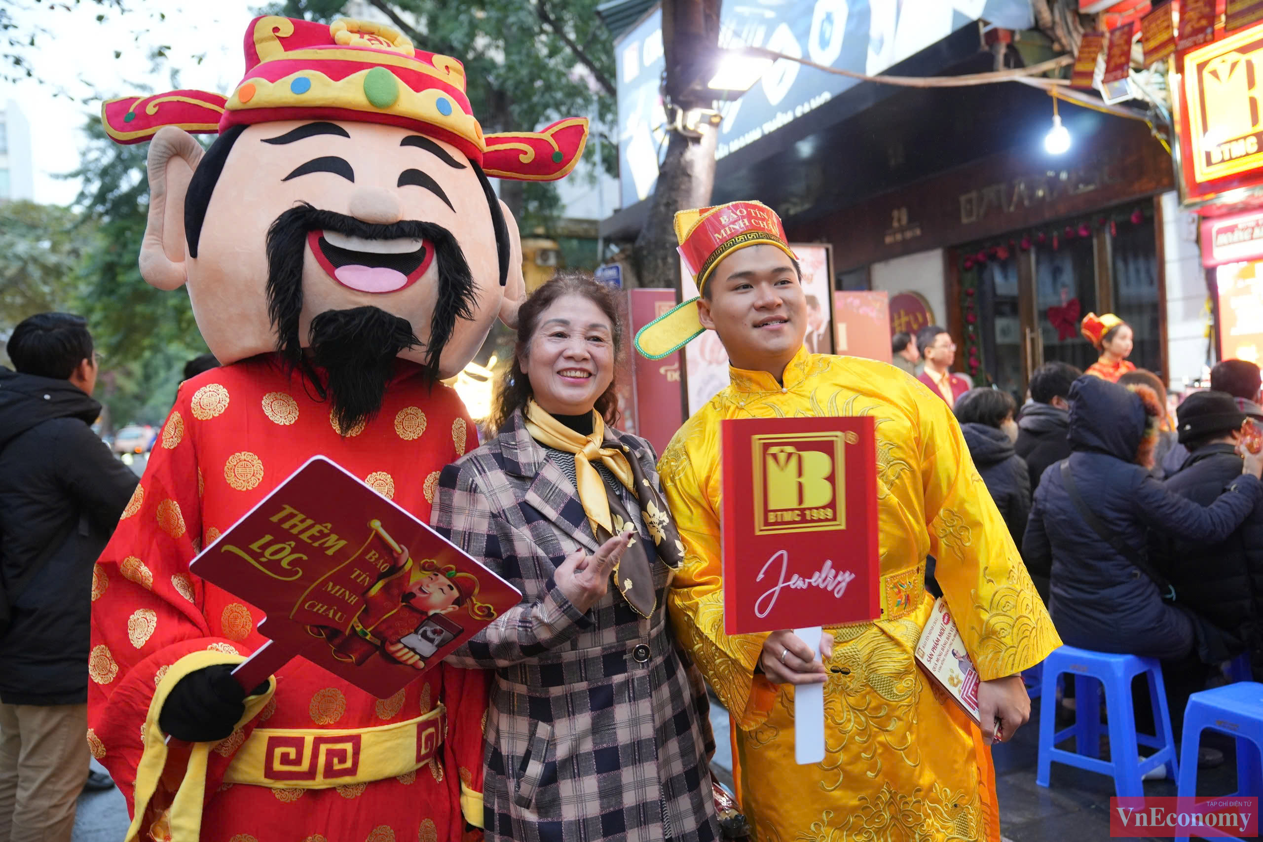B&agrave; Phạm Thị Hương (quận Ho&agrave;ng Mai, H&agrave; Nội) chia sẻ mỗi năm b&agrave; thường mua từ nửa chỉ đến một chỉ để lấy may. Năm nay, b&agrave; cho biết rất phấn khởi v&igrave; cả xếp h&agrave;ng v&agrave; mua được v&agrave;ng mất chưa đến 1 giờ đồng hồ.