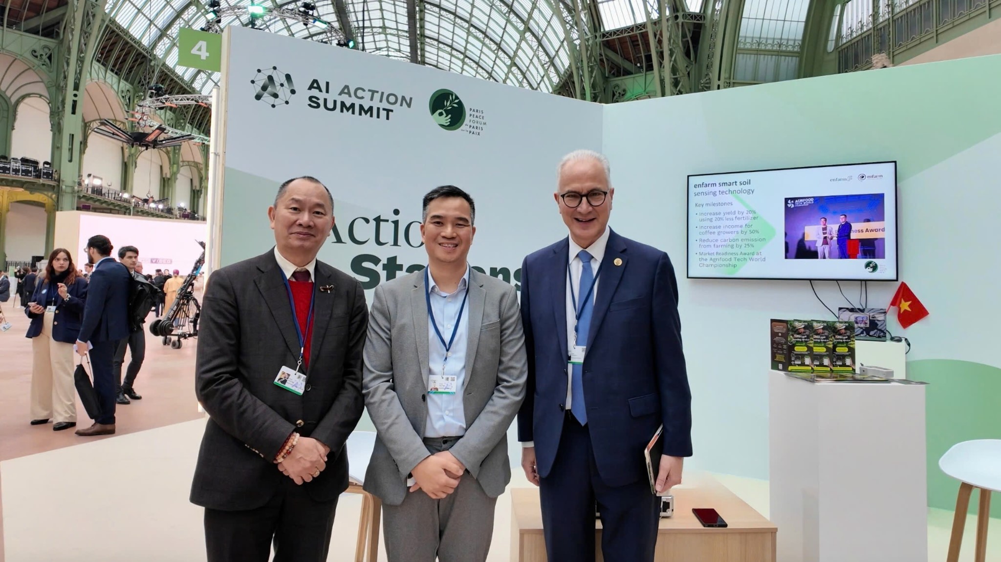 &Ocirc;ng Nguyễn Đỗ Dũng - Đồng s&aacute;ng lập & CEO enfarm chụp h&igrave;nh c&ugrave;ng c&aacute;c kh&aacute;ch mời tại sự kiện.
