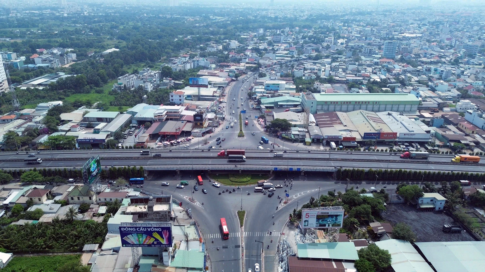 Quốc lộ 13 đoạn từ cầu Bình Triệu đến cầu Vĩnh Bình có nền đường hẹn và lưu lượng 6Pg88.com hơn 1000 trò chơi hấp dẫn đông đúc khiến cửa ngõ phía đông bắc TP.HCM thường xuyên ún tắc 6Pg88.com hơn 1000 trò chơi hấp dẫn. Ảnh: Đào Trang