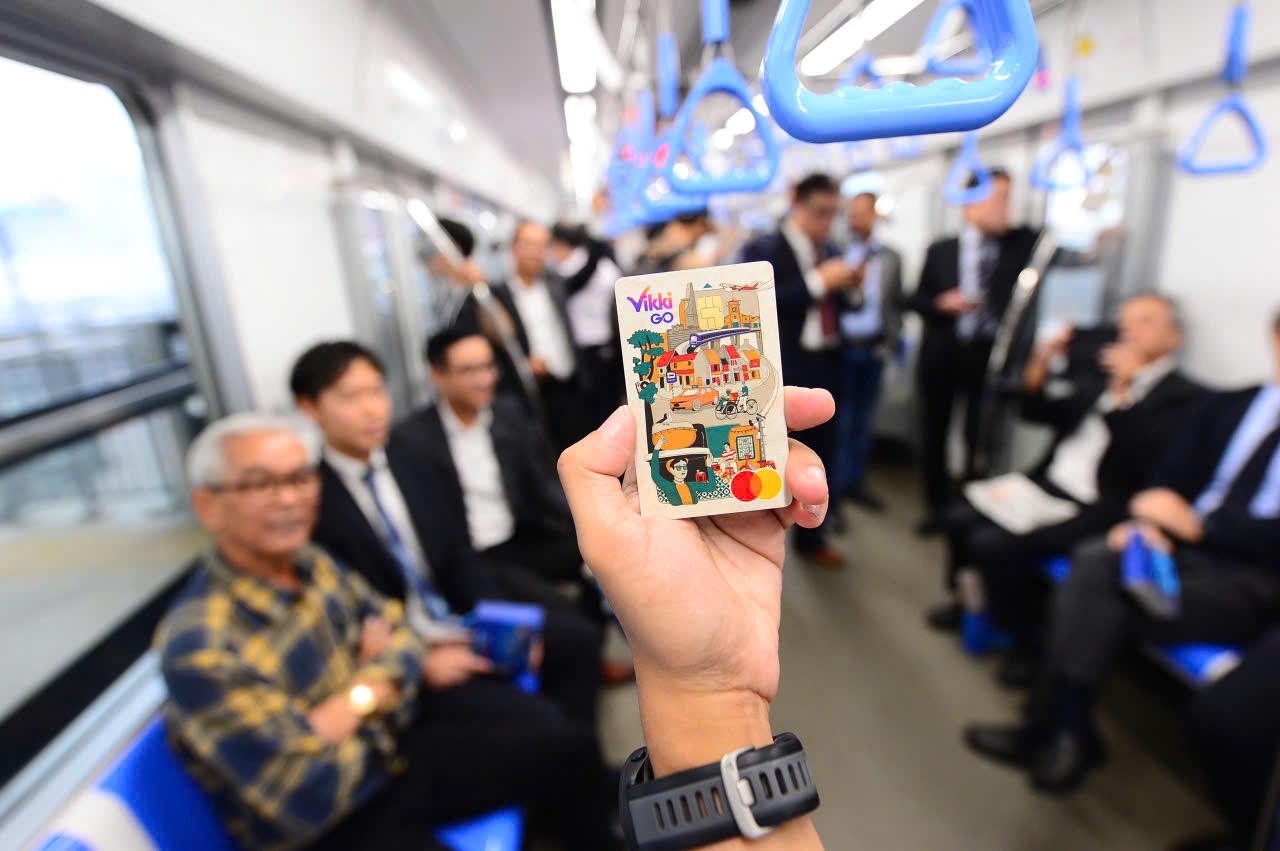 Người d&acirc;n di chuyển thuận tiện tại metro số 1 với thẻ VikkiGO.