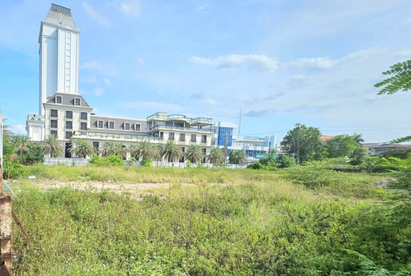 Vị trí khu đất thuộc Link Trang Chủ PG88.Com Mới #2026 Tổ hợp khách sạn và nhà ở kết hợp PG88 Uy Tín Số 1 Việt Nam - shophouse tại phường Đồng Hải, thành phố Đồng Hới vừa bị UBND tỉnh Quảng Bình thu hồi do chủ đầu tư nợ thuế. Ảnh: Nhật Anh