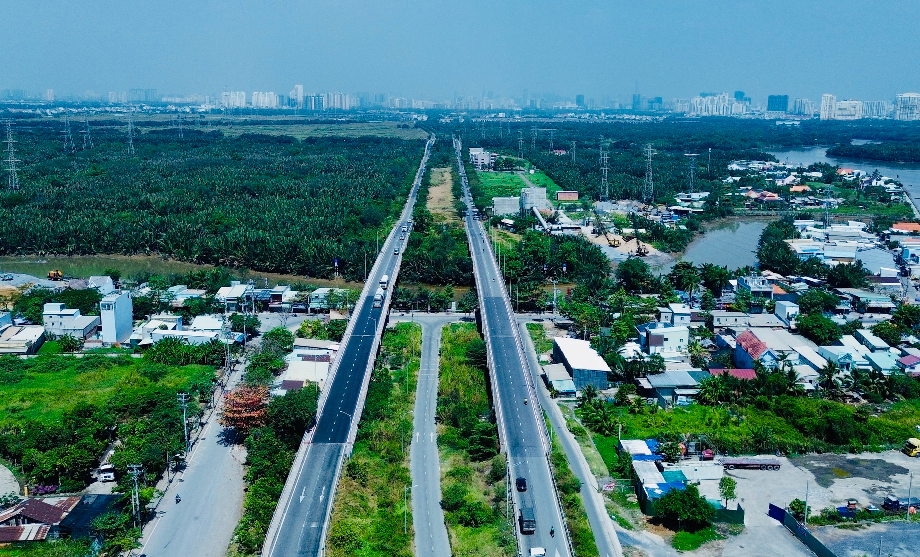 Đường Nguyễn Hữu Thọ hiện hữu nối đại lộ Nguyễn Văn Linh đi Nhà Bè, đoạn qua cầu Rạch Đỉa. Ảnh: Mỹ Quỳnh