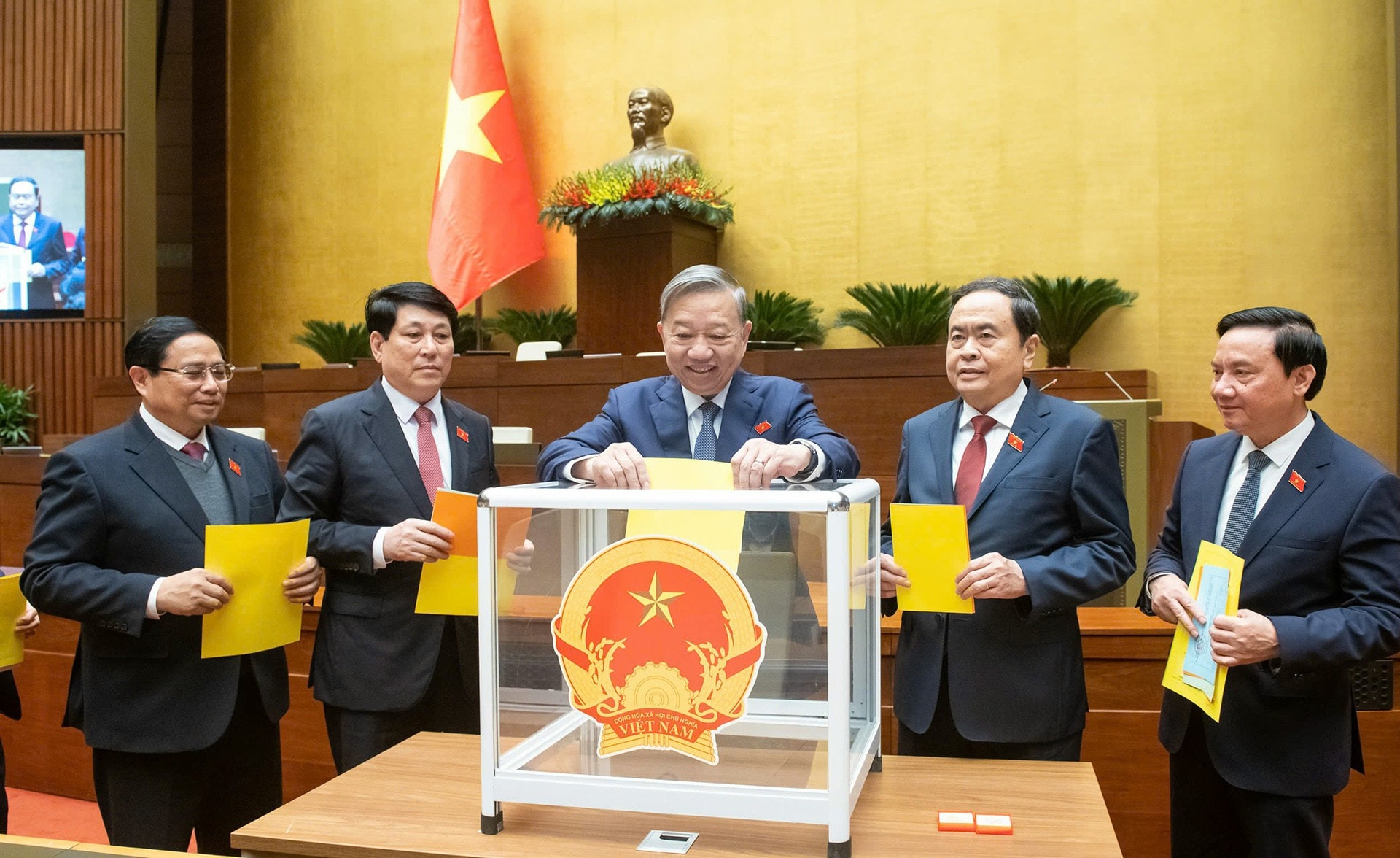 Tổng B&iacute; thư T&ocirc; L&acirc;m, Chủ tịch nước Lương Cường, Thủ tướng Phạm Minh Ch&iacute;nh, Chủ tịch Link Trang Chủ PG88.Com Mới #2026 Trần Thanh Mẫn, Ph&oacute; Chủ tịch Link Trang Chủ PG88.Com Mới #2026 Nguyễn Khắc Định bỏ phiếu kiện to&agrave;n bộ m&aacute;y, nh&acirc;n sự Ch&iacute;nh phủ. Ảnh: Link Trang Chủ PG88.Com Mới #2026