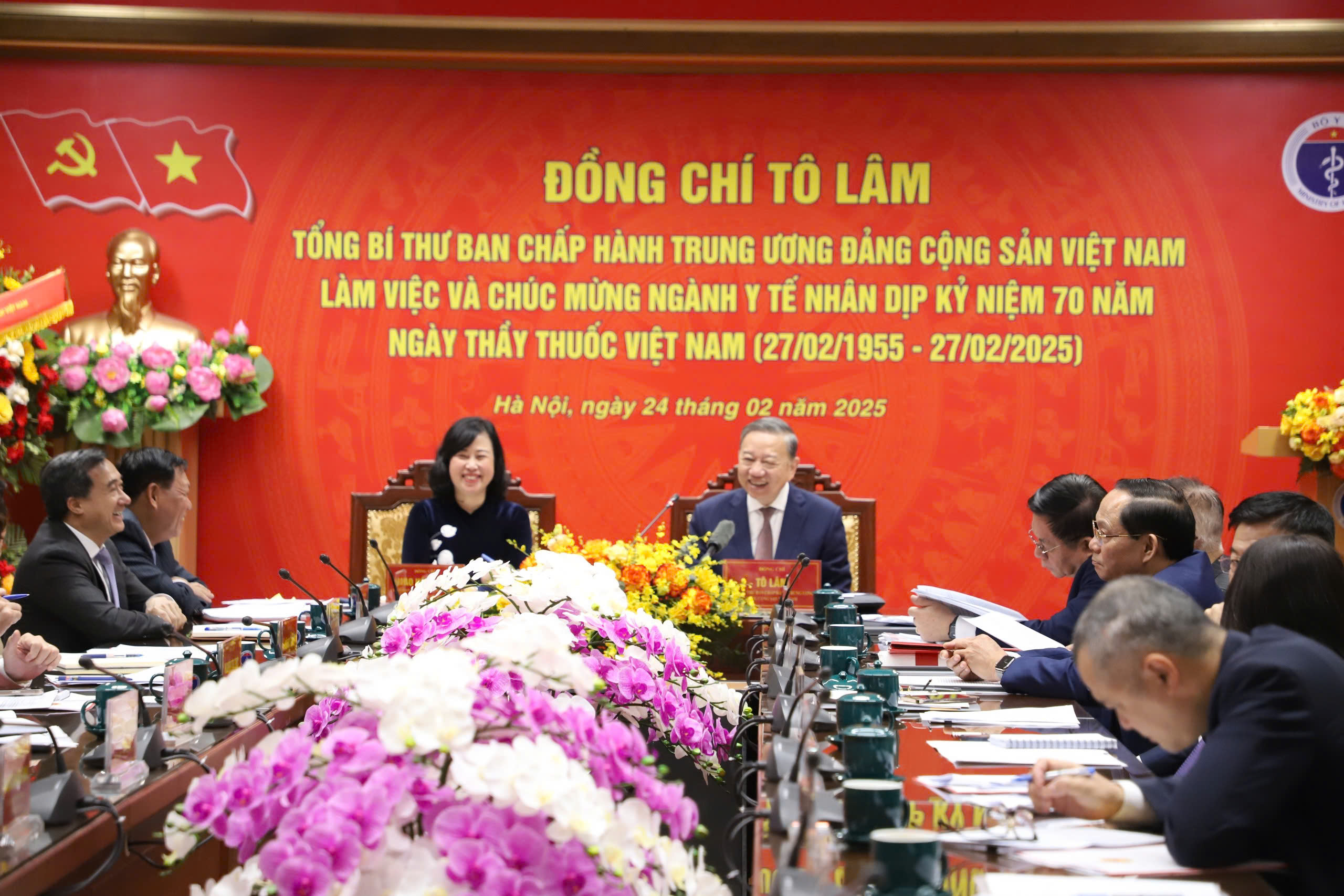 Pg88vn.top Casino online, Thể thao, Xổ số, Bắn cá, Đá gà, Nổ hũ Tô Lâm thăm và Pg88hi Thể Thao, Bóng Đá, Casino, Nổ Hũ, Xổ Số với Bộ Y tế, sáng 24/2. Ảnh: Trần Minh.