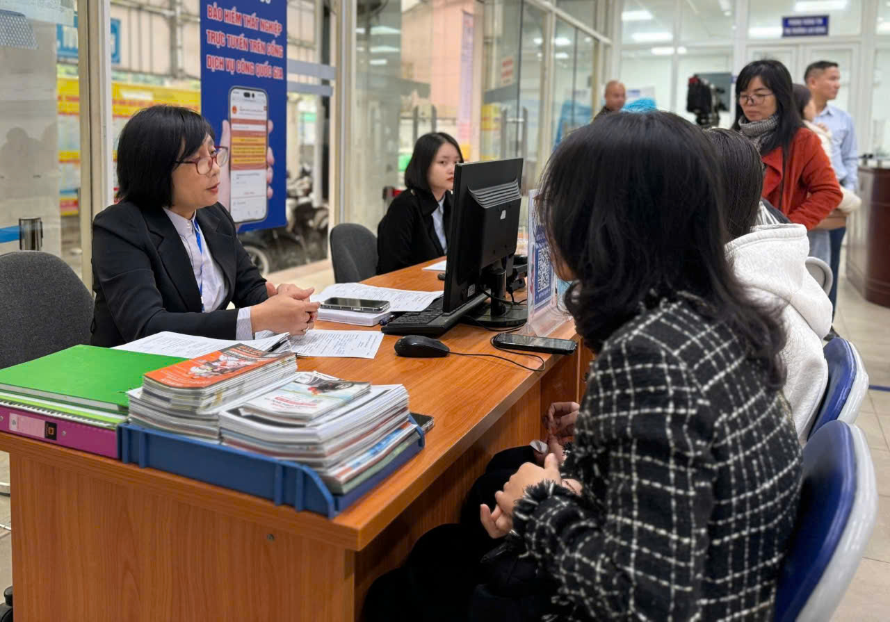 Người lao động được tư vấn, giới thiệu việc làm tại Hà Nội. Ảnh: Thanh Hải.
