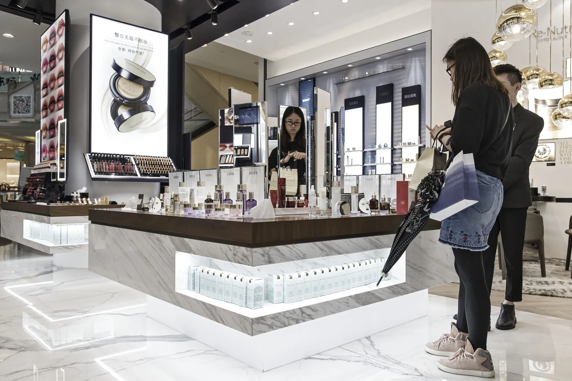 Est&eacute;e Lauder kh&ocirc;ng chỉ gặp kh&oacute; khăn tại Trung Quốc, m&agrave; c&ograve;n đối mặt với th&aacute;ch thức tại thị trường Mỹ.