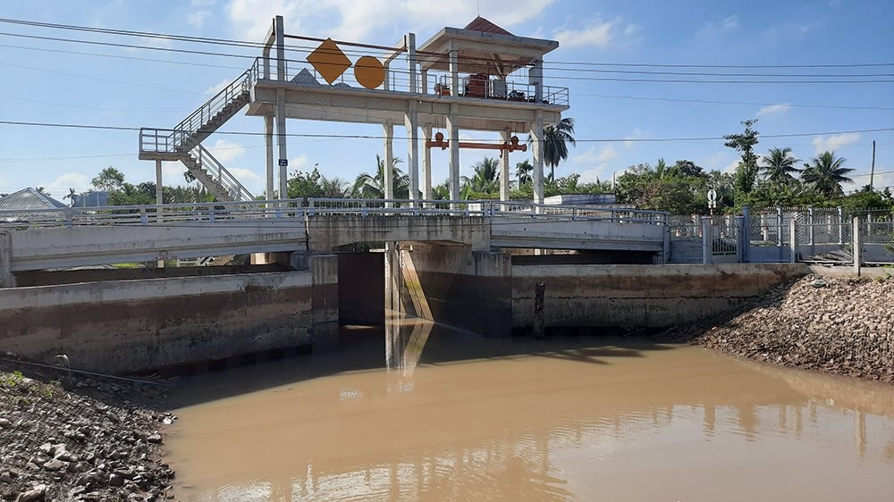 Các công trình thủy lợi cống, đập, đê bao tại Bến Tre bước đầu phát huy hiệu quả ngăn mặn, trữ ngọt. Ảnh: Bạch Thanh