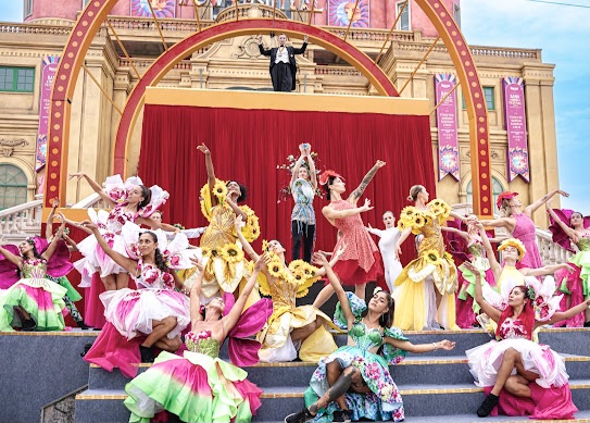 Một Show diễn bởi c&aacute;c vũ c&ocirc;ng quốc tế tại B&agrave; N&agrave;.