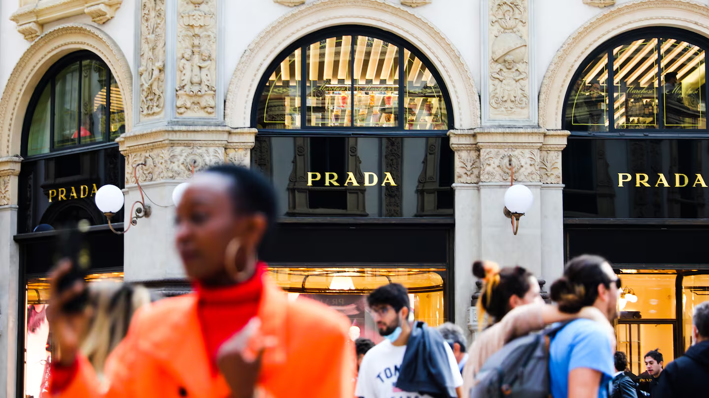 Prada nổi l&ecirc;n như một trong những thương hiệu &ldquo;vượt kh&oacute; th&agrave;nh c&ocirc;ng&rdquo; tr&ecirc;n thị trường h&agrave;ng xa xỉ giữa cơn b&atilde;o suy tho&aacute;i to&agrave;n cầu.