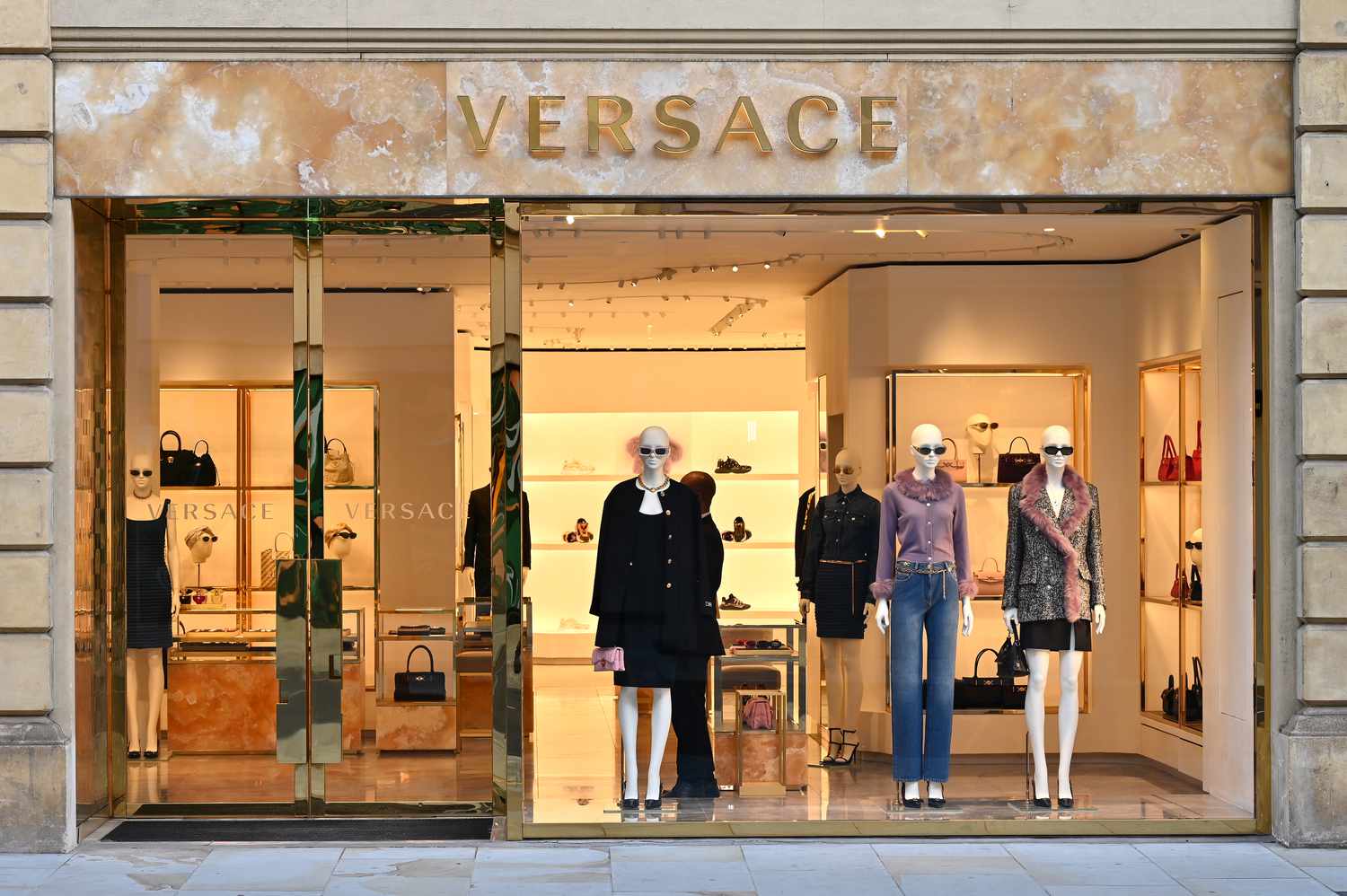 Versace bị ảnh hưởng nặng nề bởi sự suy tho&aacute;i Link Trang Chủ PG88.Com Mới #2026 ở Trung Quốc.