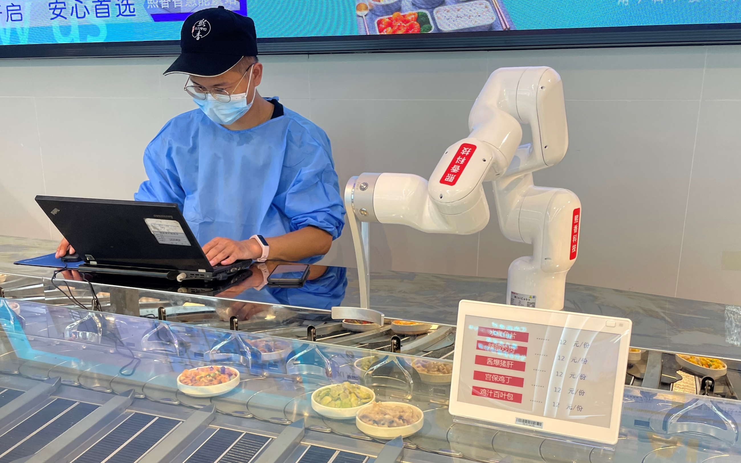 Nhiệm vụ của robot l&agrave; nếm thử mẫu để đảm bảo chất lượng của c&aacute;c loại thực phẩm sản xuất h&agrave;ng loạt.