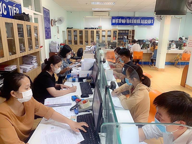 C&ocirc;ng chức ng&agrave;nh Bảo hiểm x&atilde; hội giải quyết chế độ cho người tham gia. Ảnh: Duy Nguyễn.