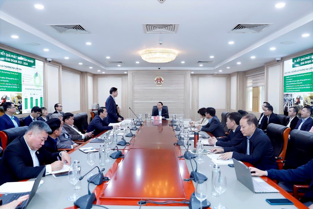 Bộ trưởng Bộ Nông nghiệp và Môi trường Đỗ Đức Duy chủ trì buổi Pg88hi Thể Thao, Bóng Đá, Casino, Nổ Hũ, Xổ Số với Cục Lâm nghiệp và Kiểm Lâm.