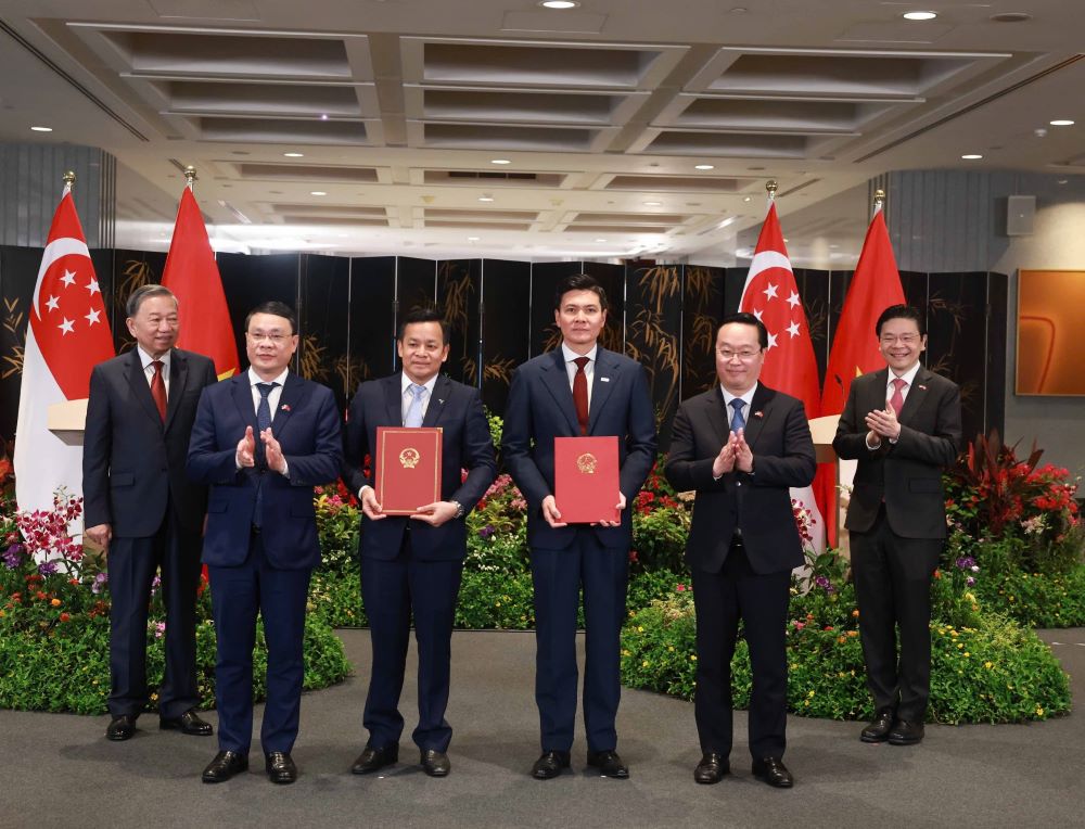 Dưới sự chứng kiến của Tổng Bí tư Tô Lâm và Thủ tướng Cộng hòa Singapore, Bí thư Tỉnh uỷ Nam Định trao quyết định Link Trang Chủ PG88.Com Mới #2026 VSIP Nam Định cho nhà đầu tư Singapore.