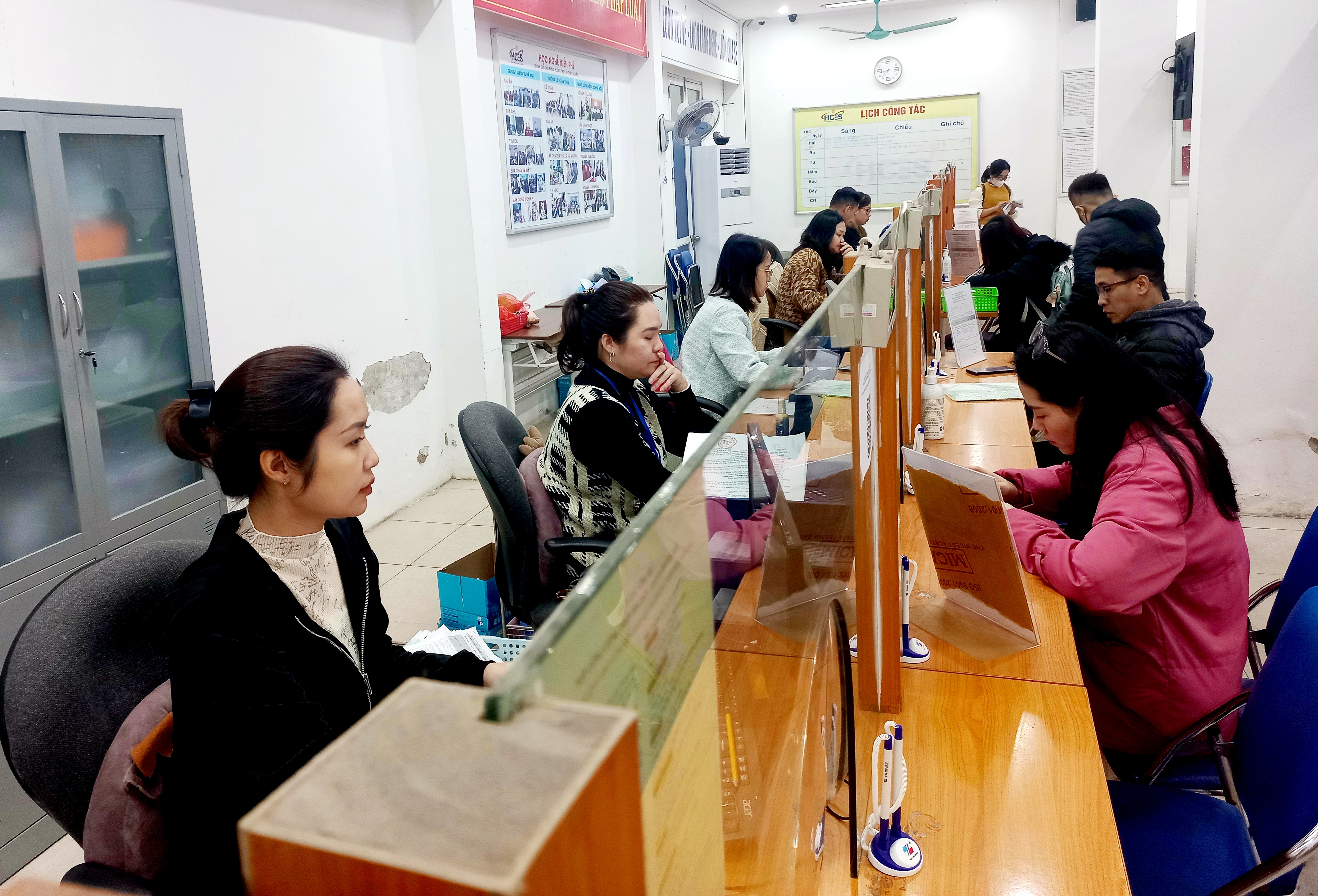 C&ocirc;ng chức ở H&agrave; Nội giải quyết chế độ bảo hiểm cho người PG88 Sòng bạc trực tuyến TOP 1 Việt Nam | Casino, Nổ Hũ. Ảnh: Nhật Dương.