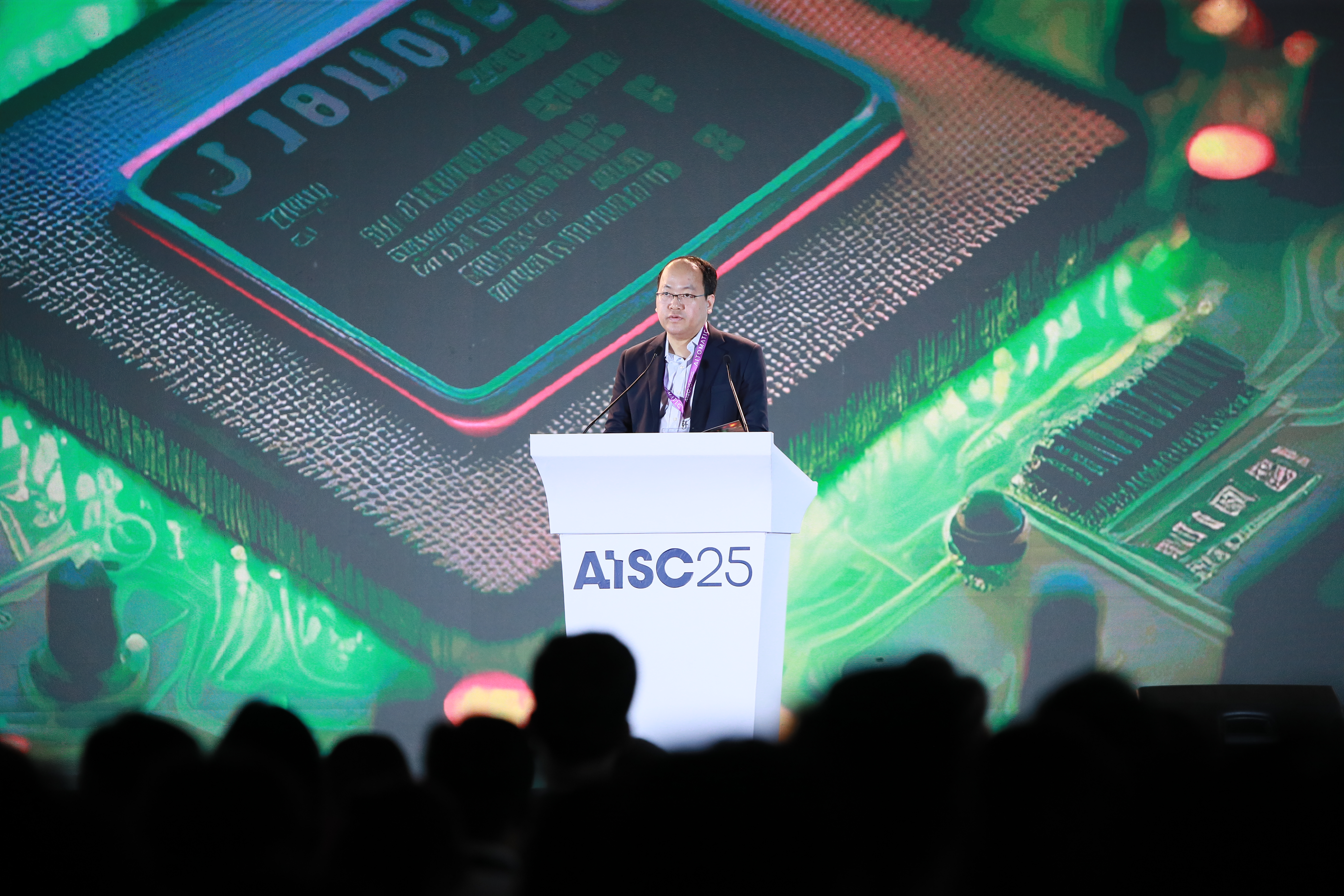 Gi&aacute;m đốc NIC Vũ Quốc Huy nhấn mạnh, AISC 2025 l&agrave; diễn đ&agrave;n trao đổi học thuật, cơ hội để Việt Nam từng bước tham gia cuộc đua trong c&ocirc;ng nghệ khu vực.